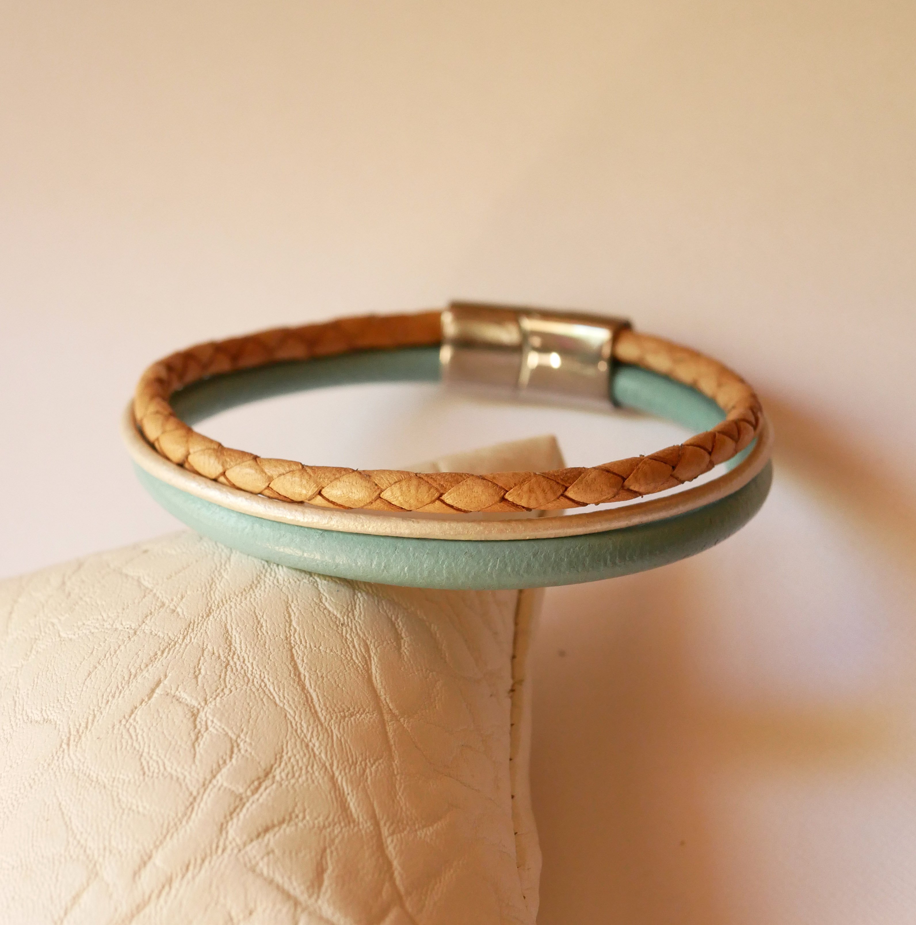 Pulseira de punho em pele bege e turquesa