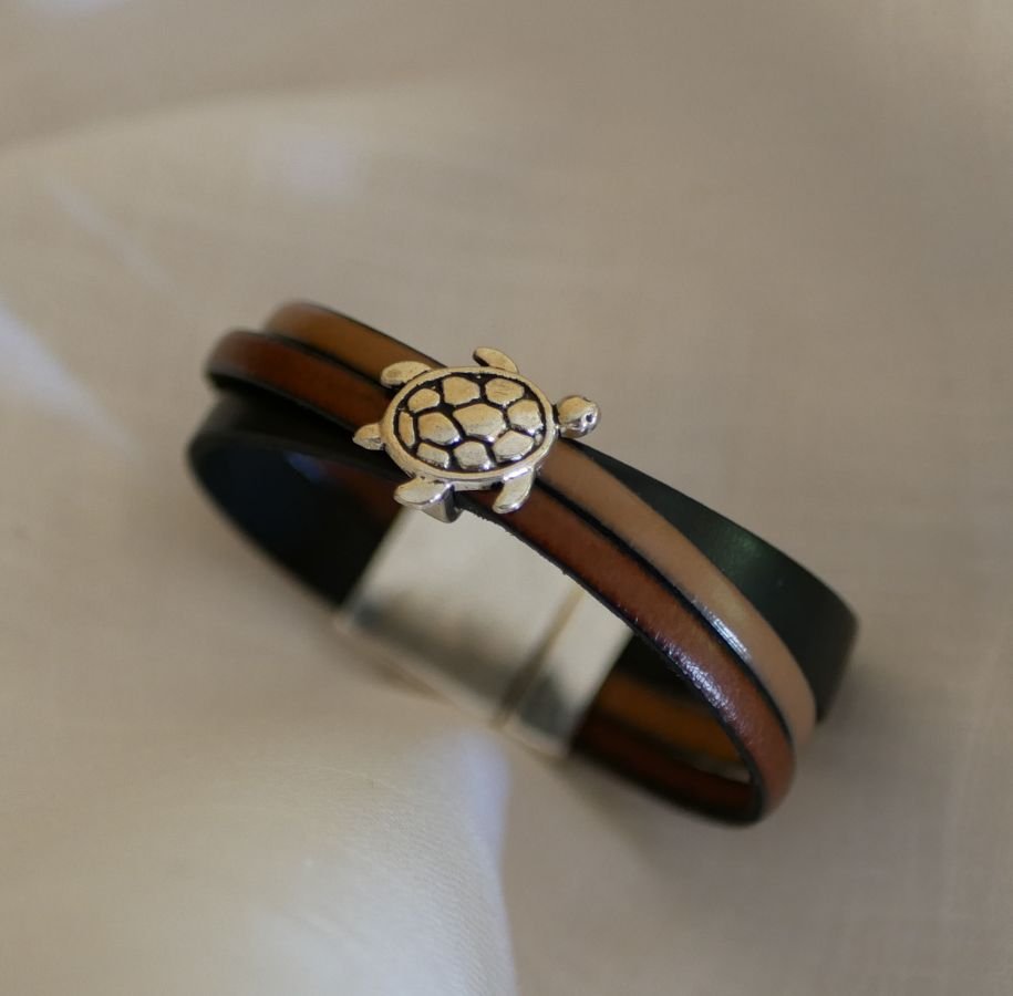 Pulseira de punho de couro com desenho de tartaruga e fecho magnético grande