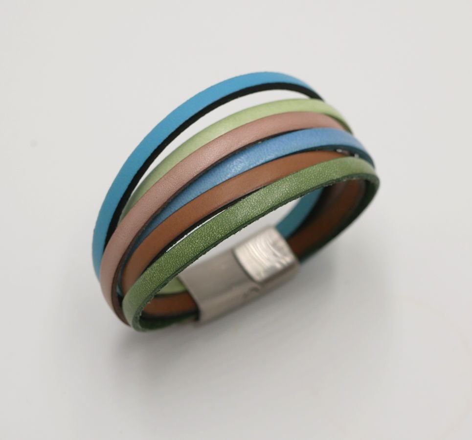 Pulseira de punho de couro múltiplo em cores pastel