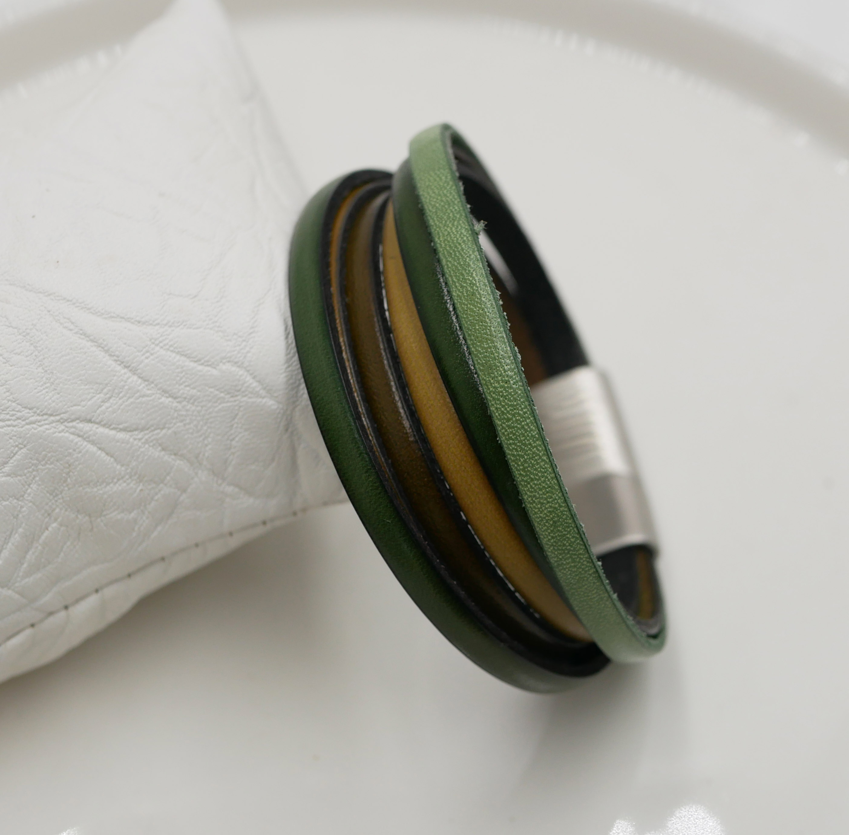 Pulseira de punho em pele em tons de verde