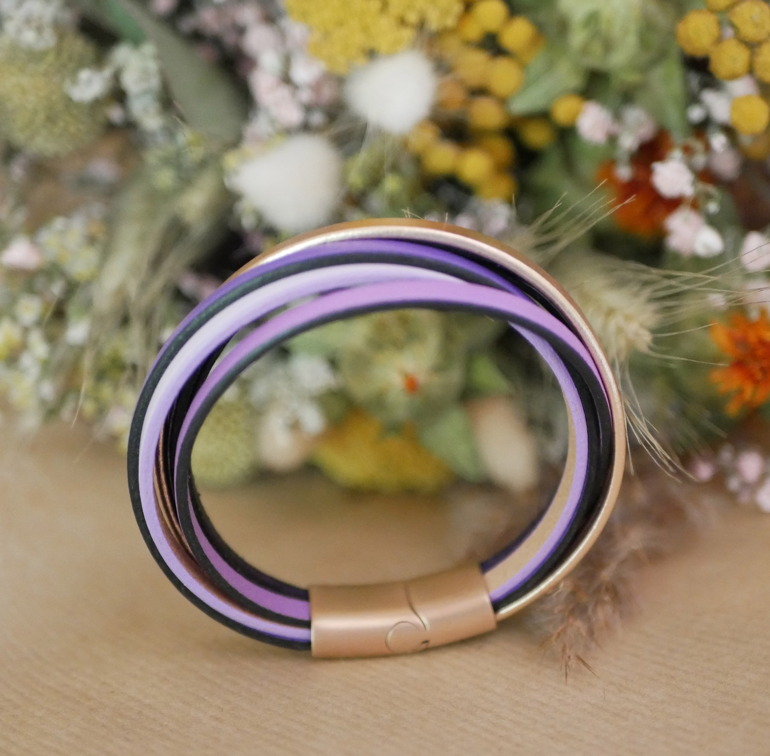 Pulseira de punho em pele em tons de violeta e ouro rosa