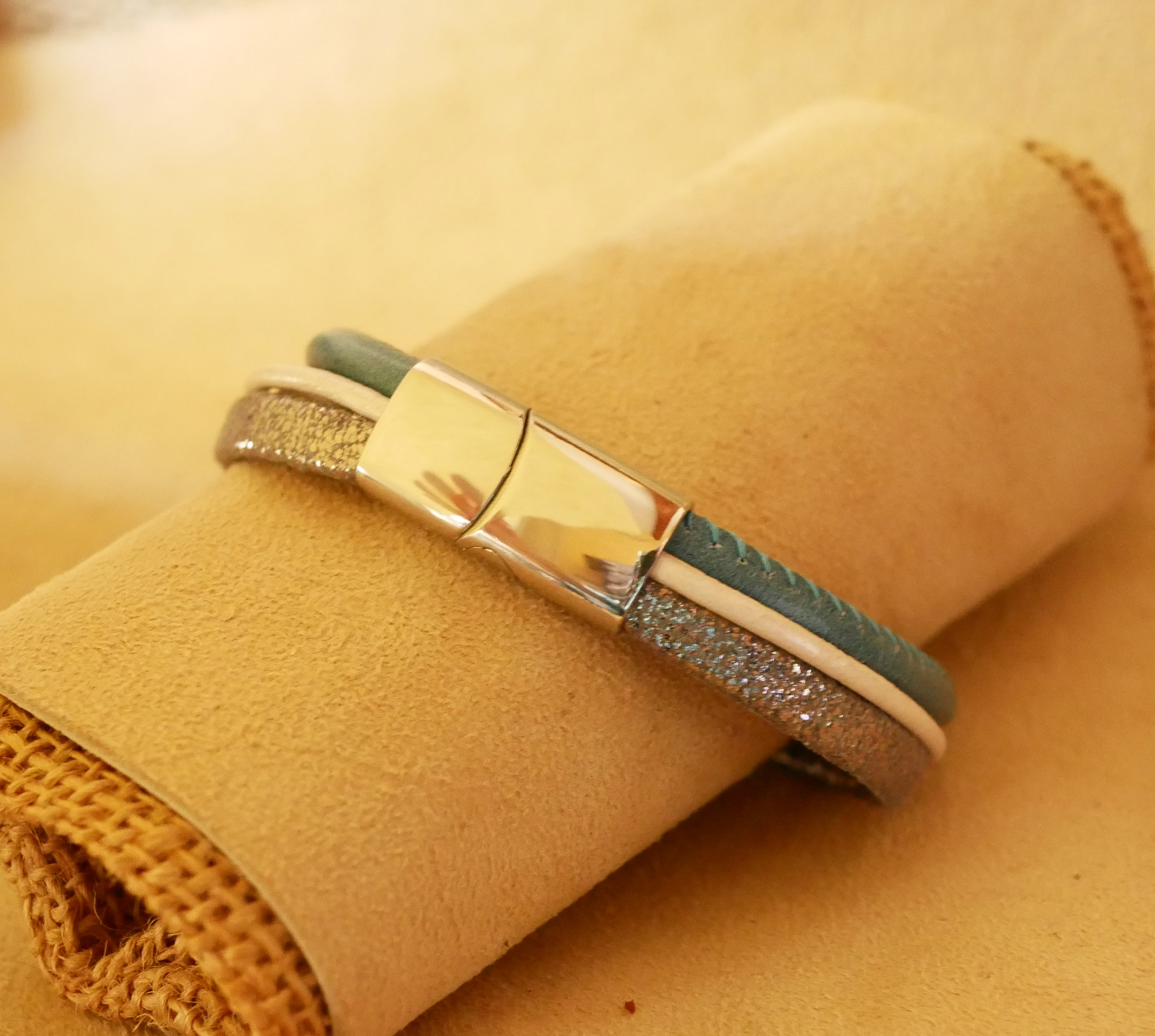 Pulseira de punho em pele azul e prateada