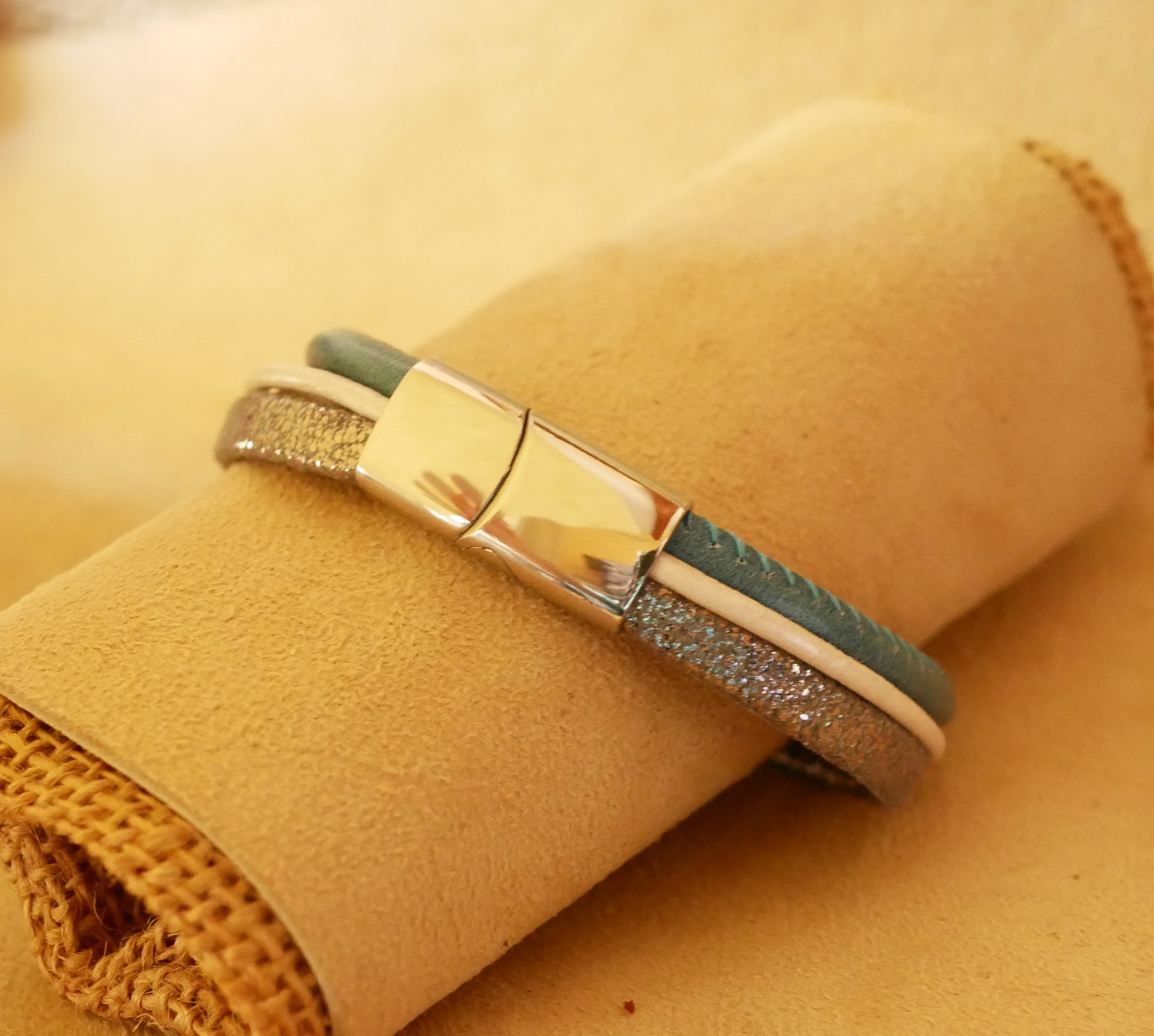 Pulseira de punho em pele azul e prateada