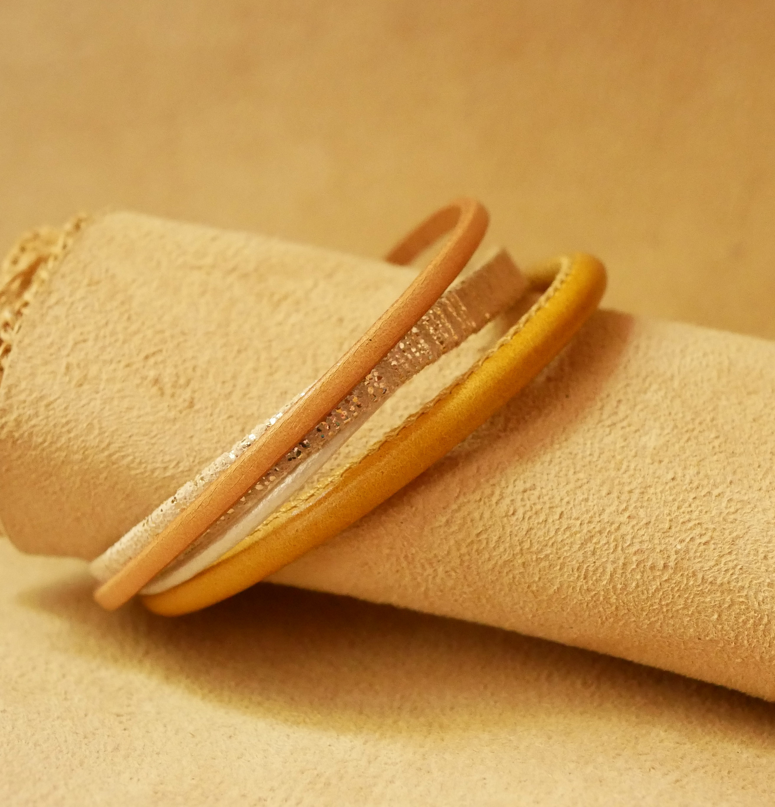 Pulseira de punho em multi-couro bege e dourado