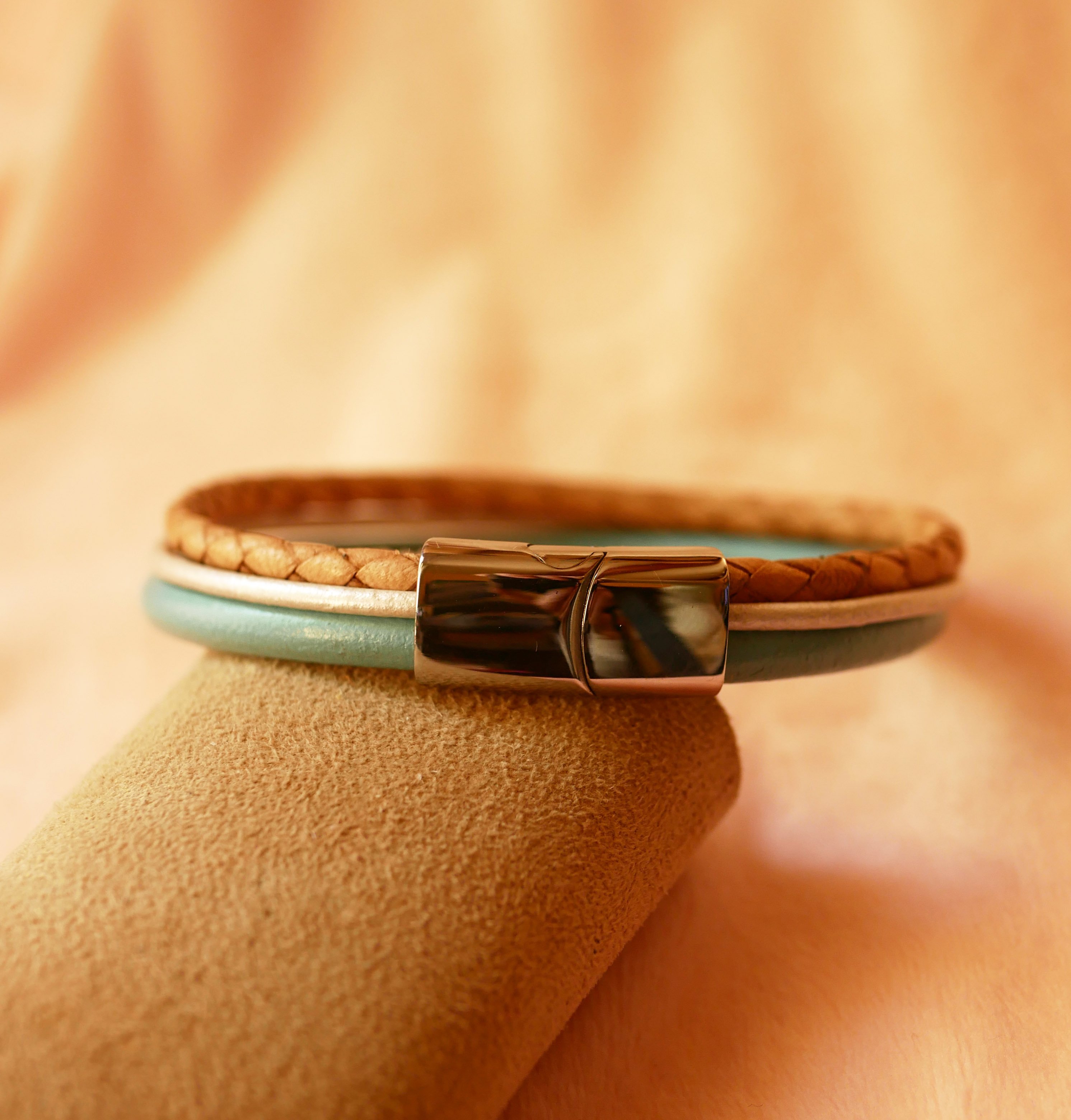 Pulseira de punho em pele bege e turquesa