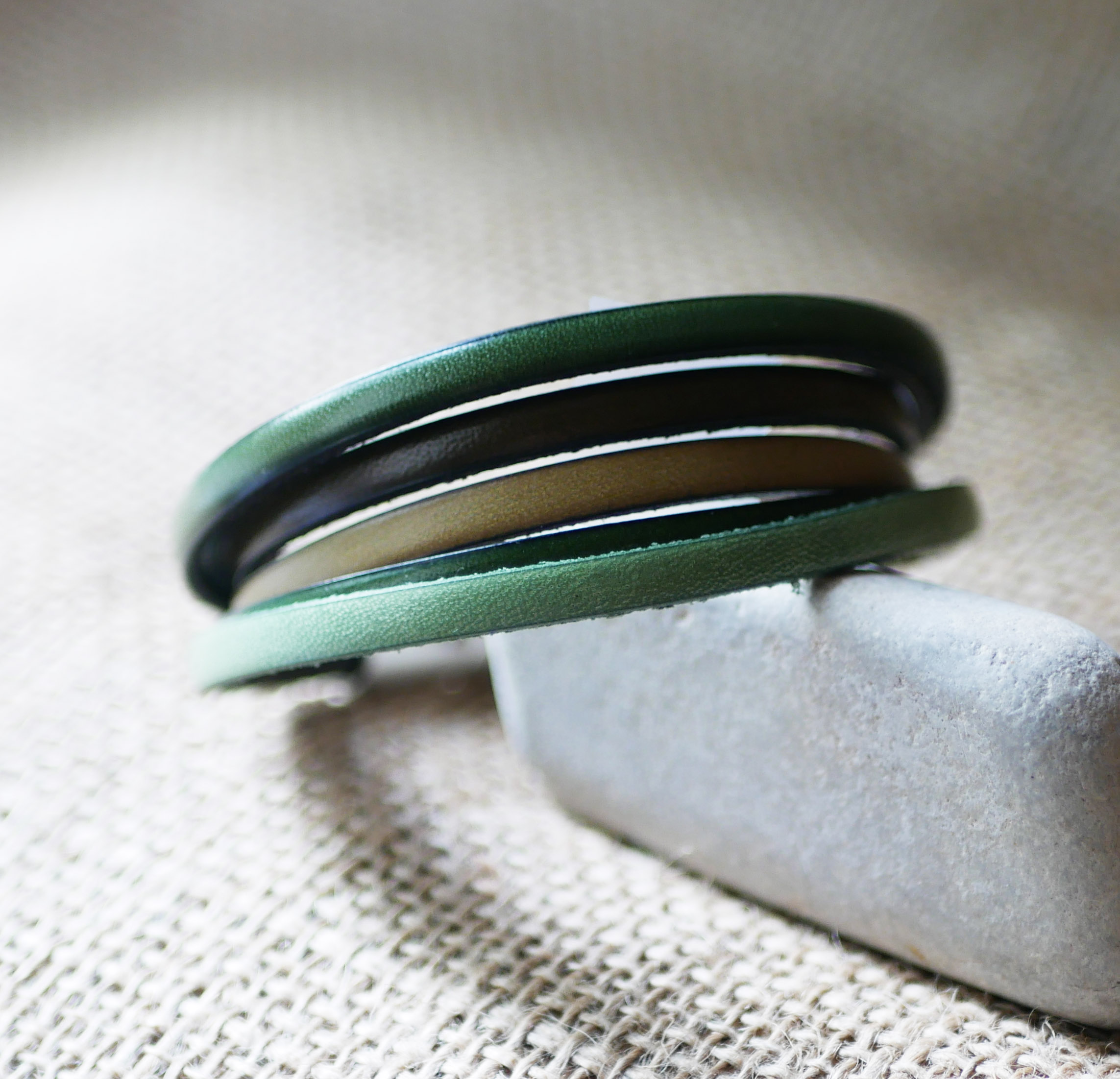 Pulseira de punho em pele em tons de verde