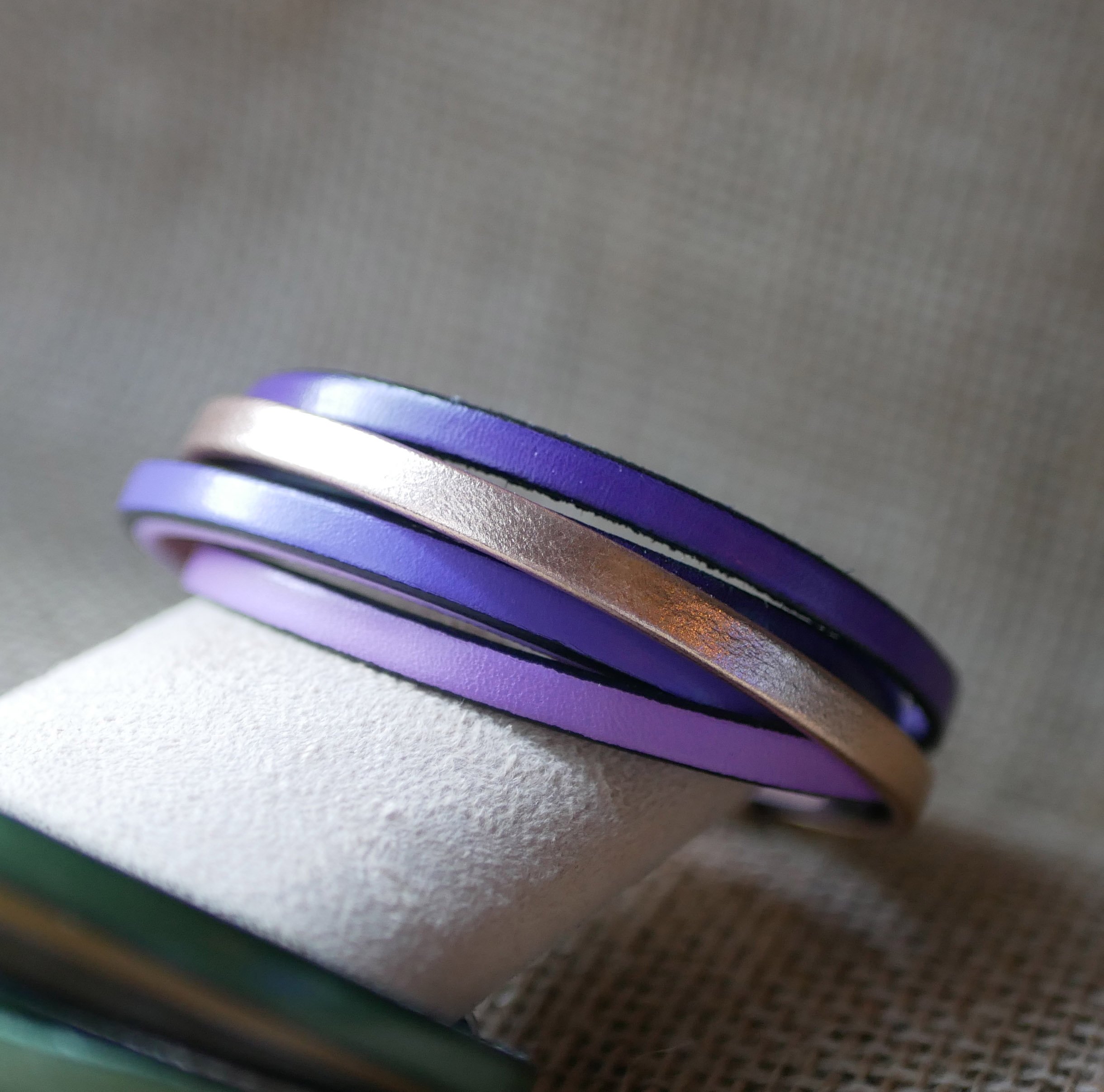 Pulseira de punho em pele em tons de violeta e ouro rosa