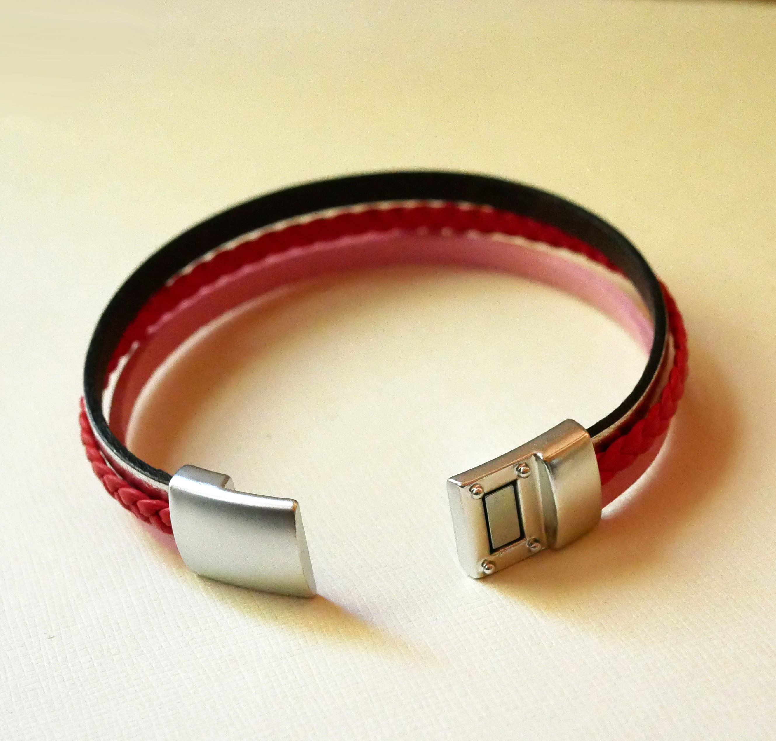 Pulseira de punho em pele coral vermelha e prateada e multi-couro cor-de-rosa