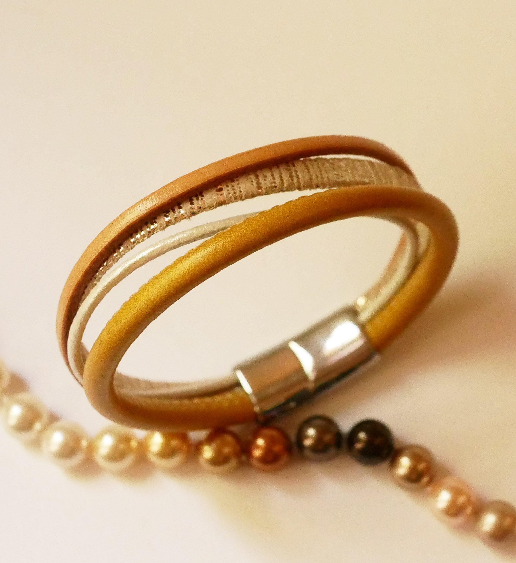 Pulseira de punho em multi-couro bege e dourado