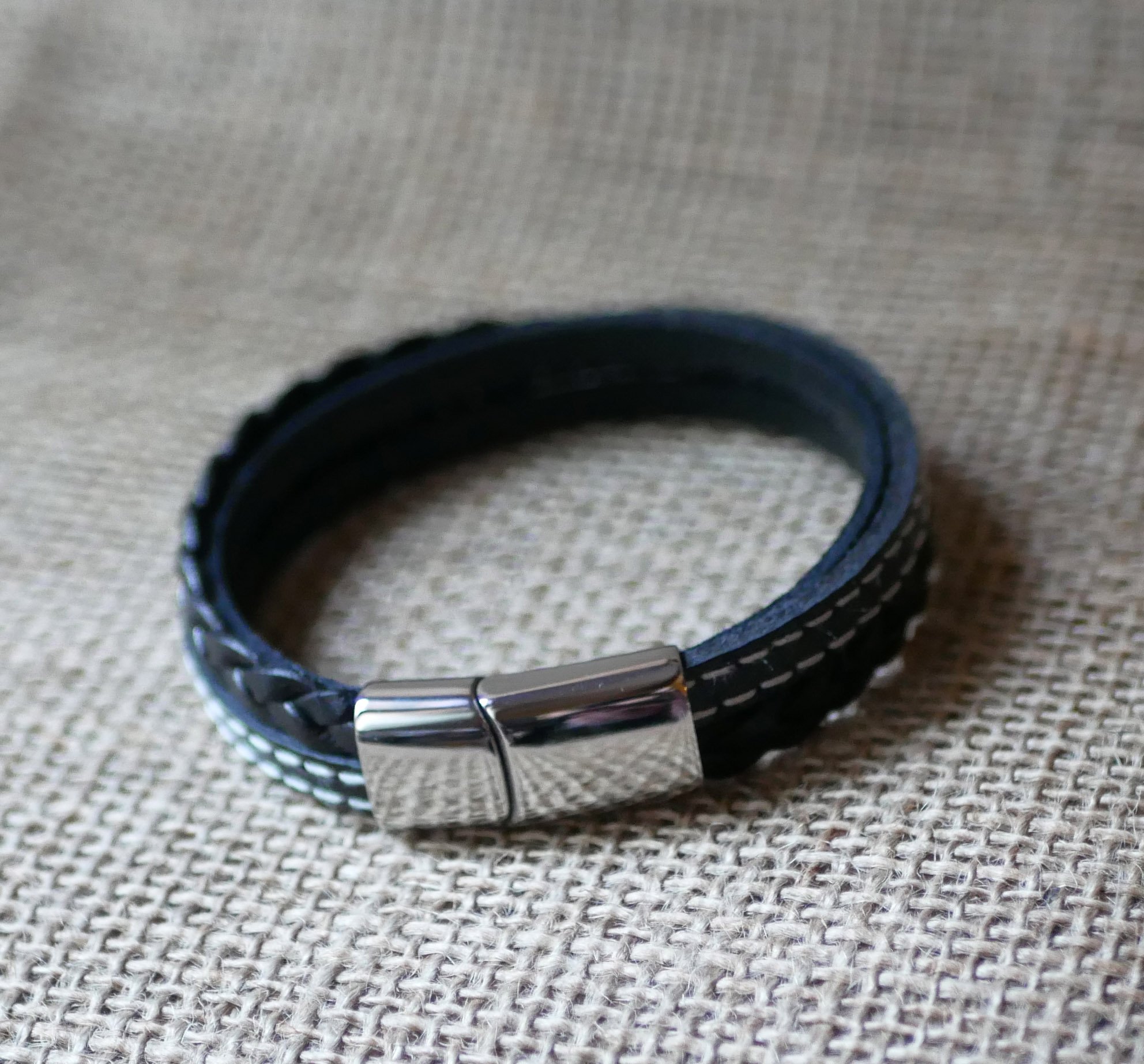 Pulseira de punho em pele preta para homem