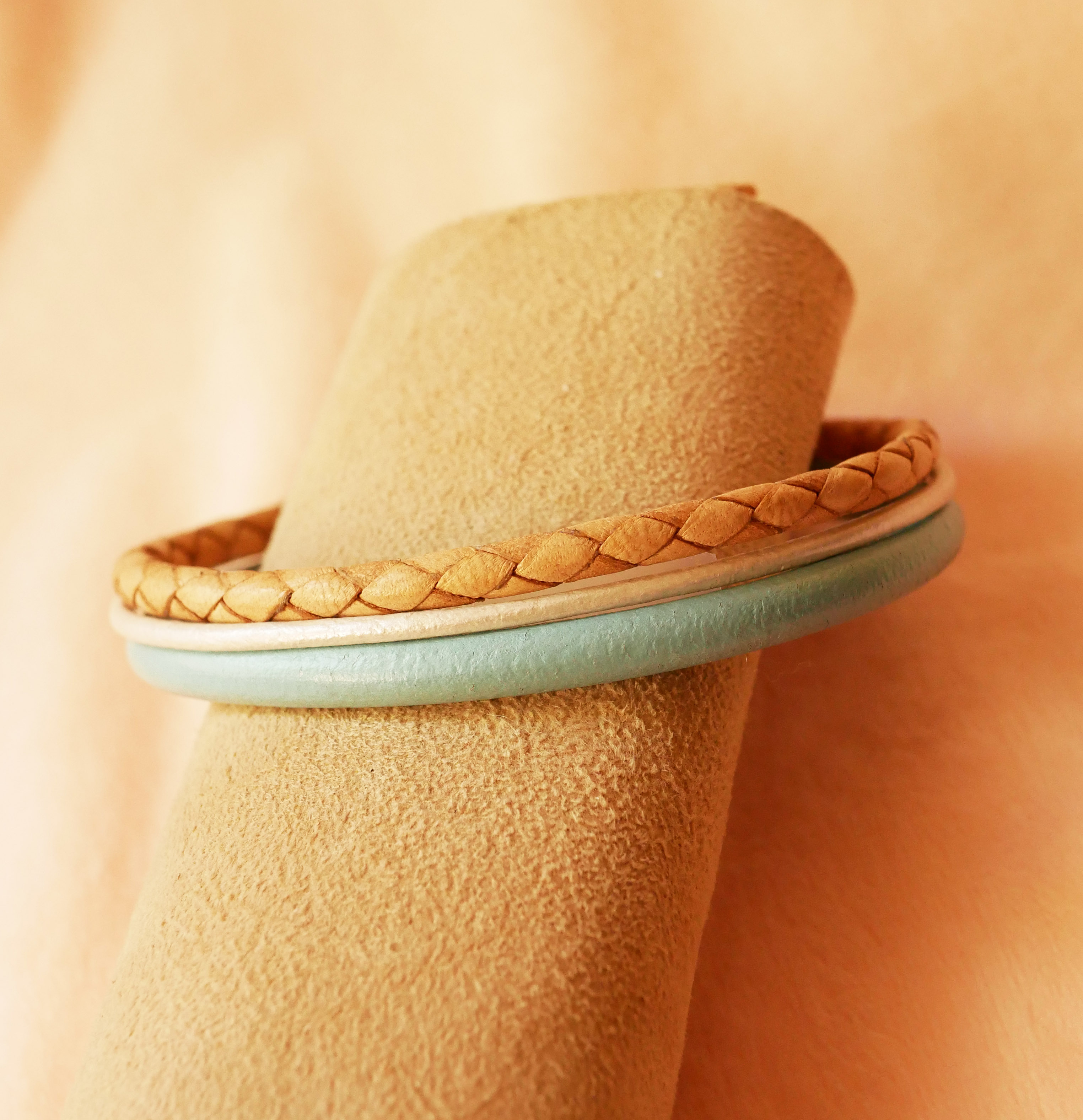 Pulseira de punho em pele bege e turquesa