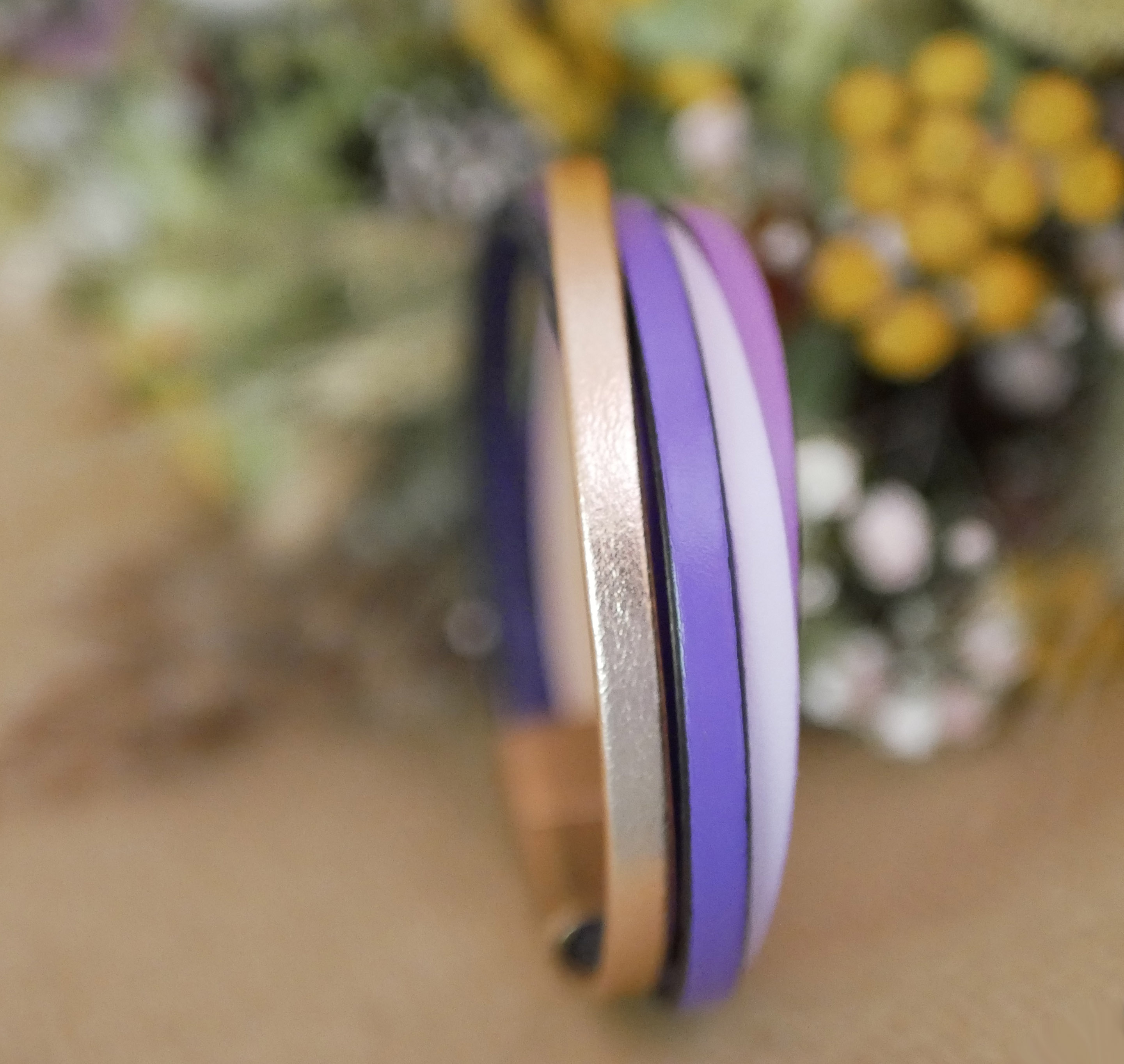 Pulseira de punho em pele em tons de violeta e ouro rosa