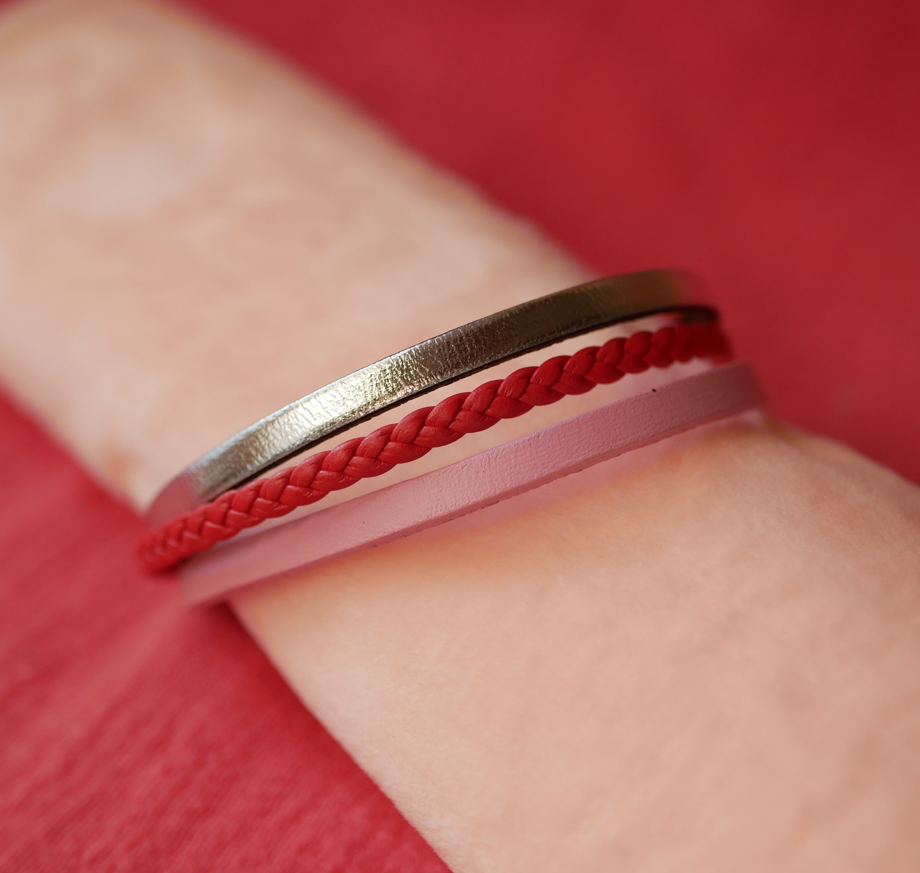 Pulseira de punho em pele coral vermelha e prateada e multi-couro cor-de-rosa