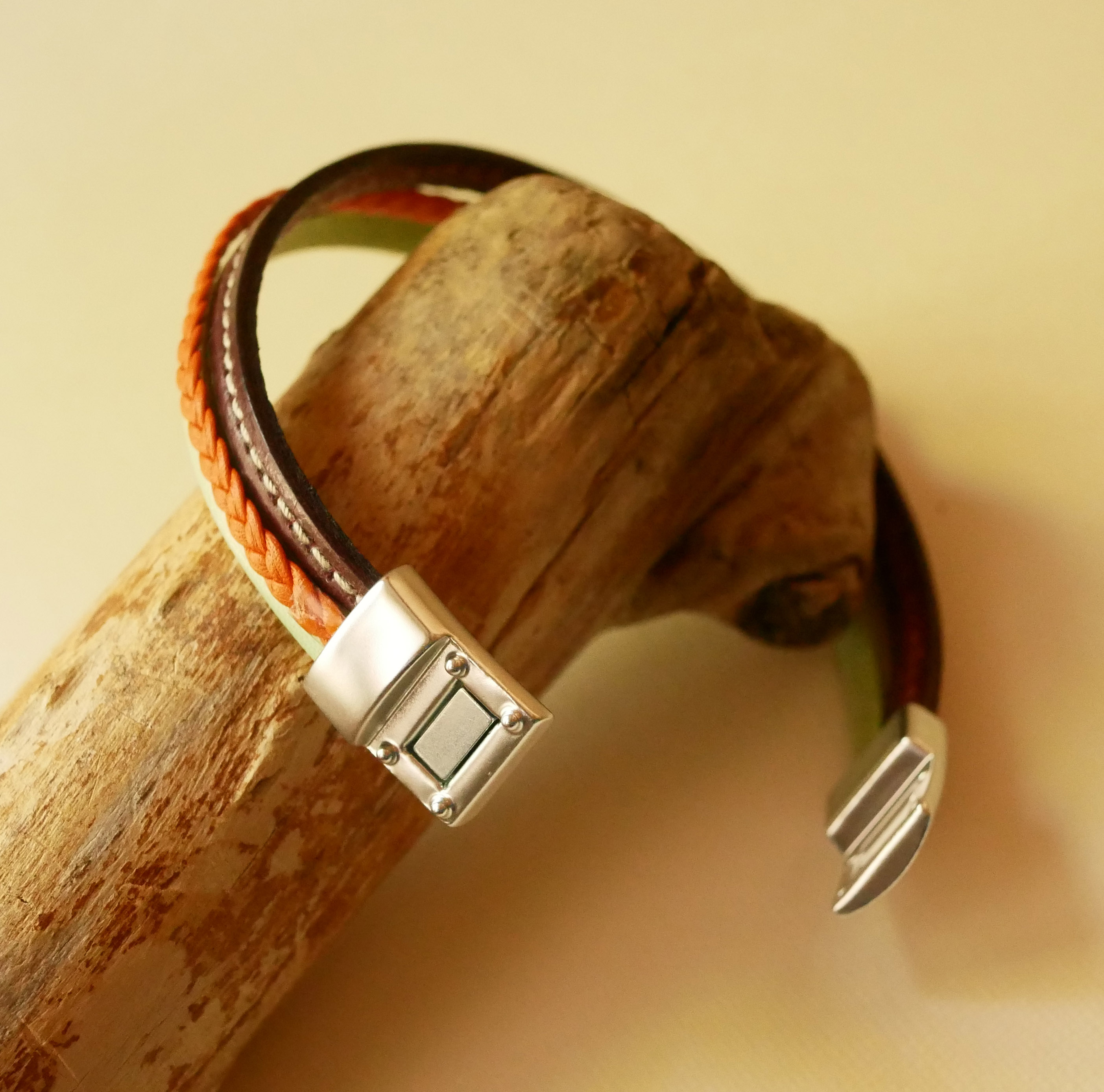 Pulseira de punho em pele múltipla com amêndoa, trança laranja e costura bordeaux