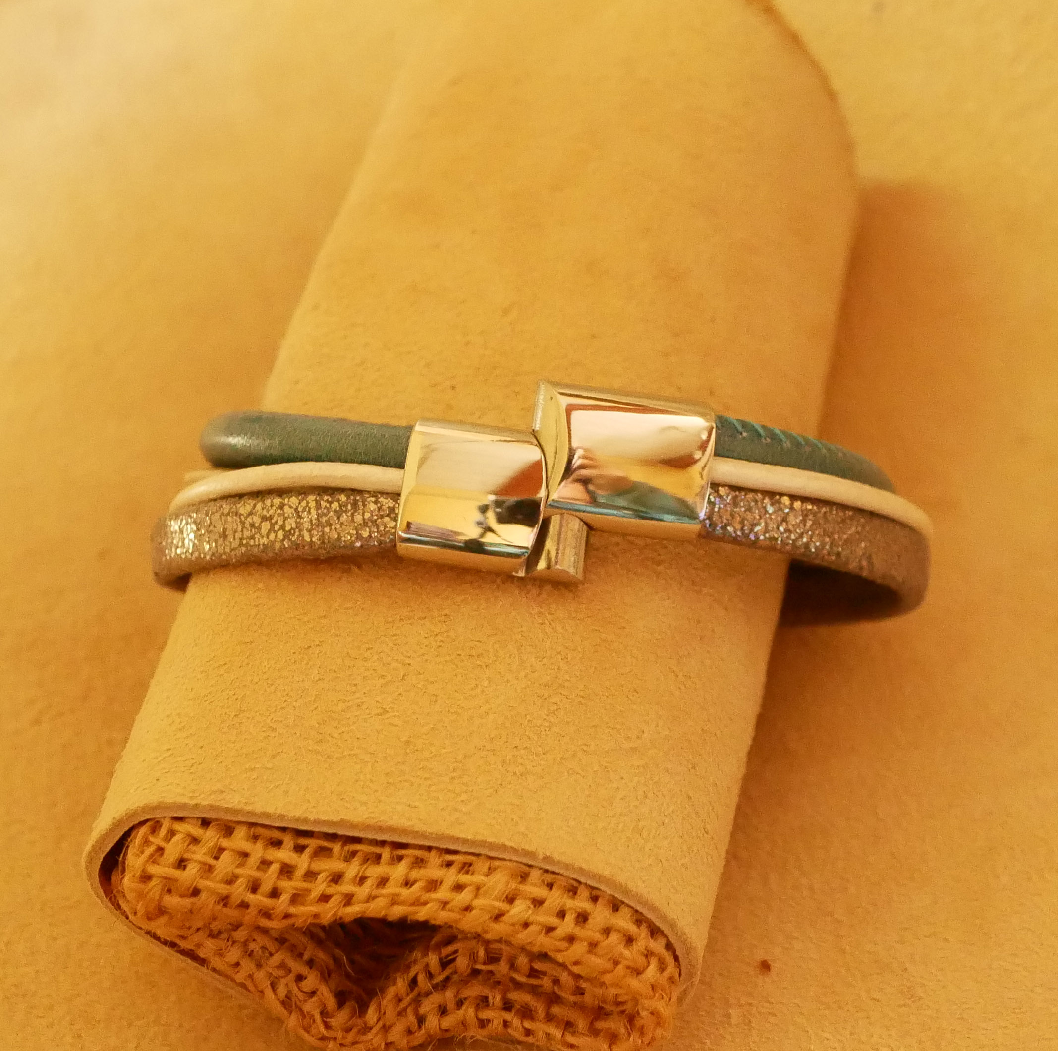 Pulseira de punho em pele azul e prateada