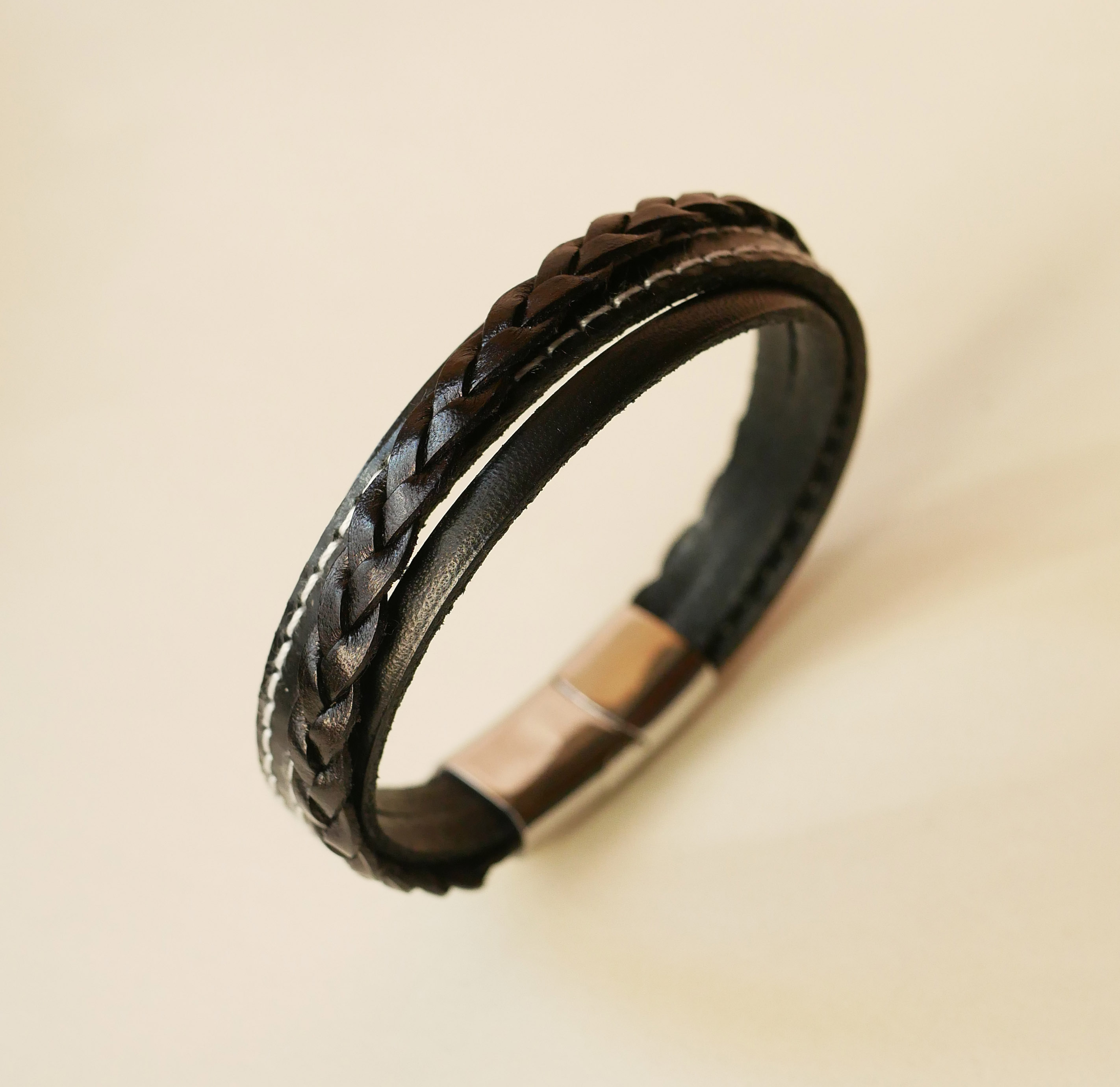 Pulseira de punho em pele preta para homem