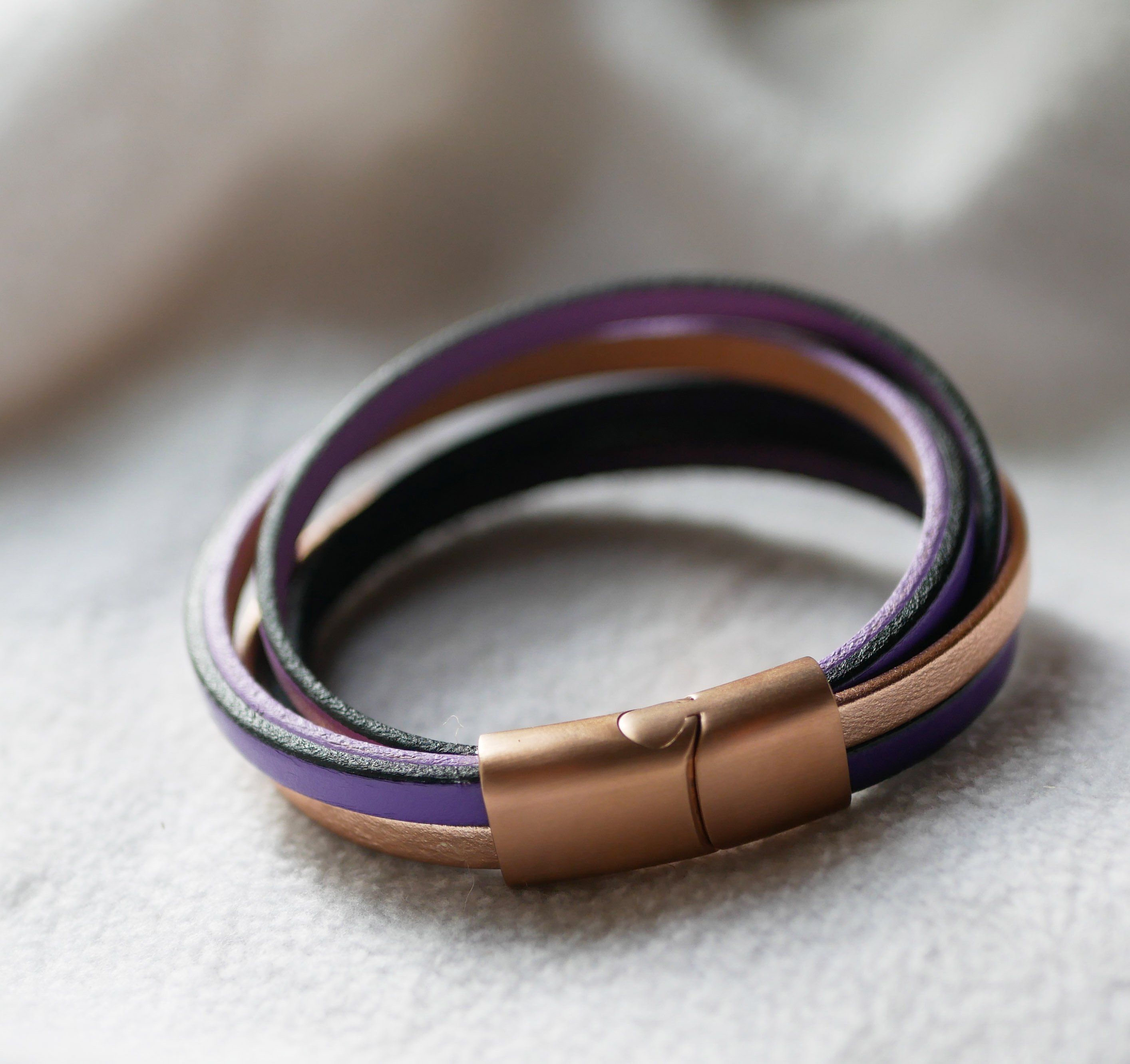 Pulseira de punho em pele em tons de violeta e ouro rosa