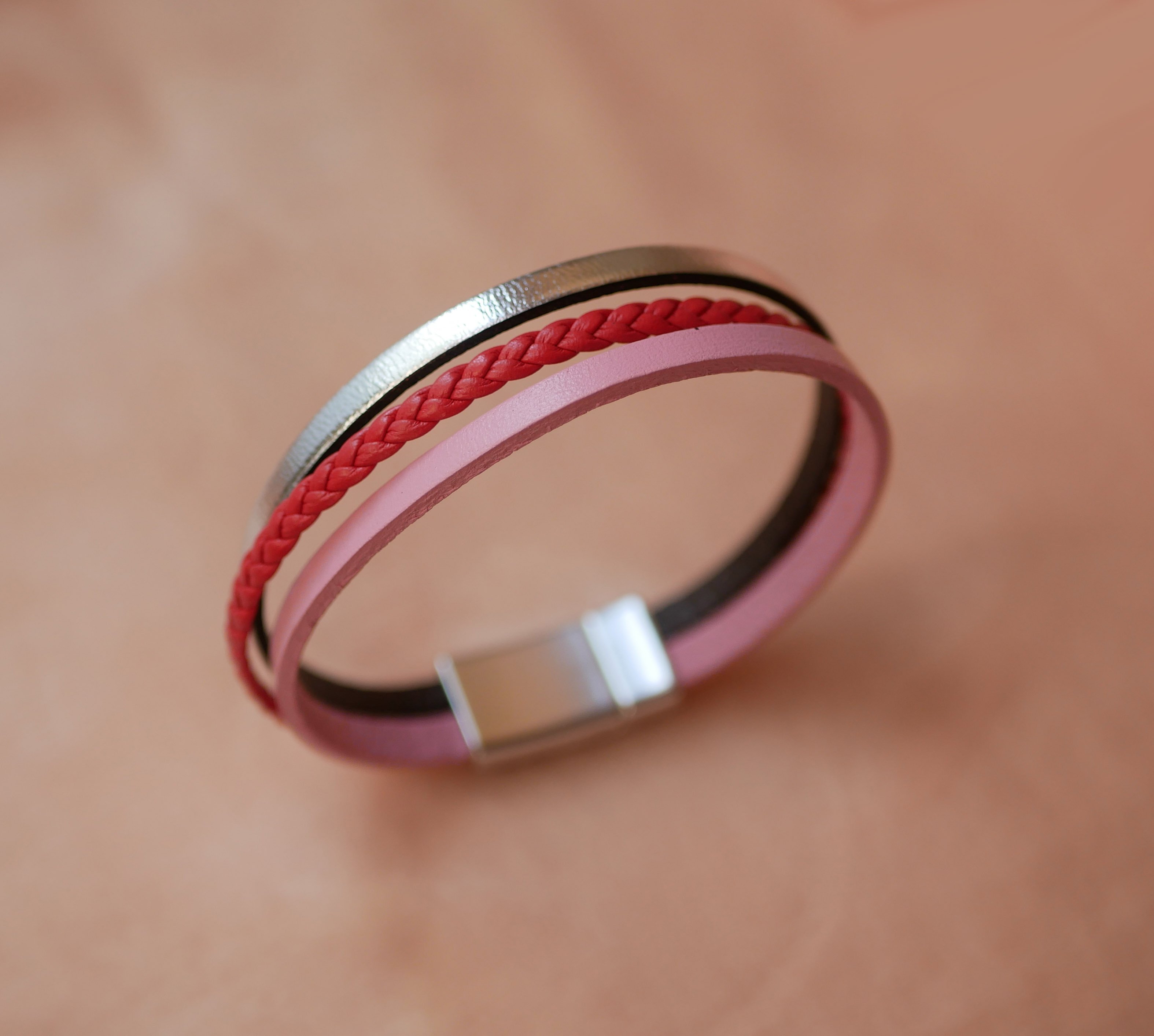 Pulseira de punho em pele coral vermelha e prateada e multi-couro cor-de-rosa