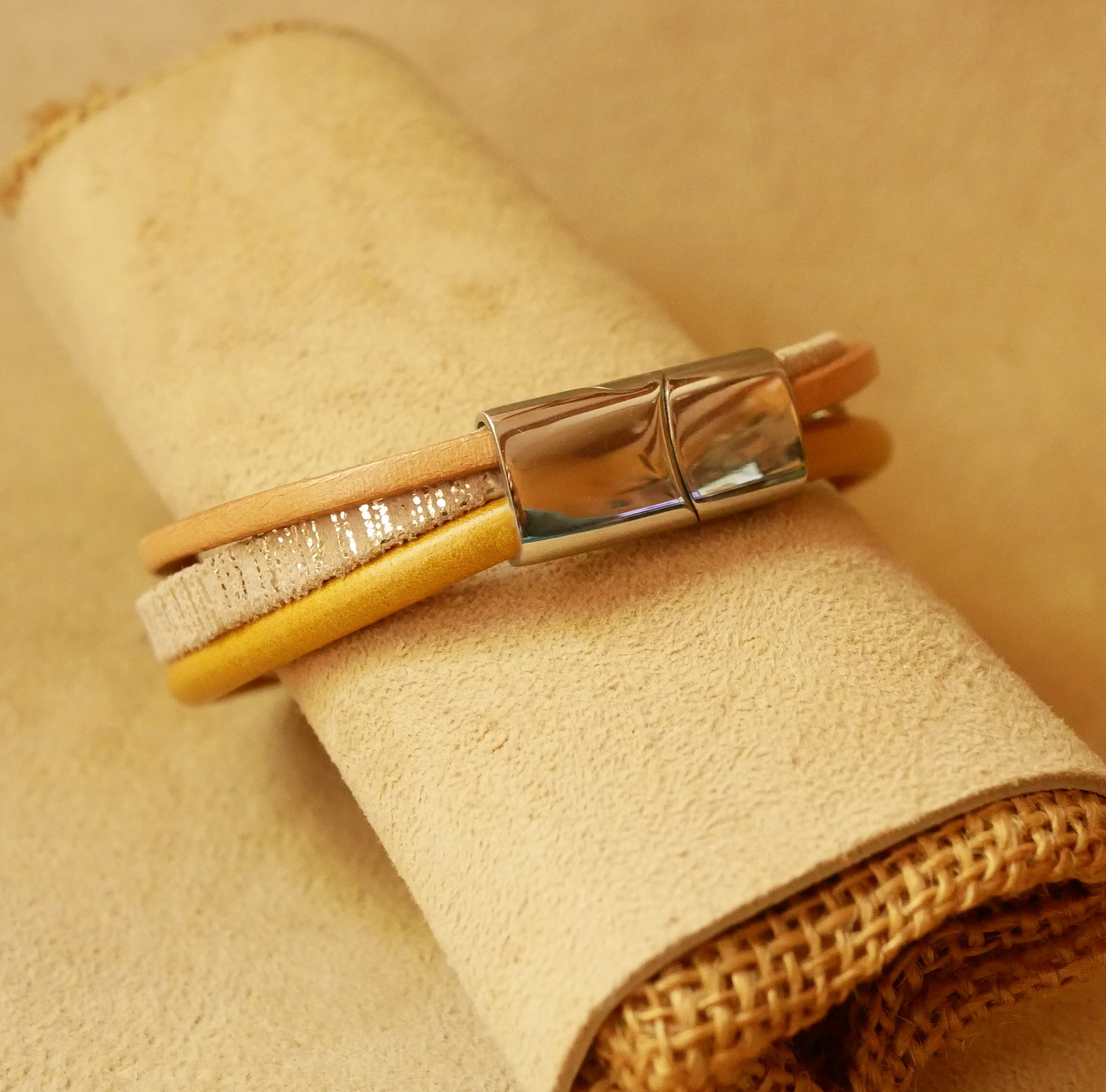 Pulseira de punho em multi-couro bege e dourado