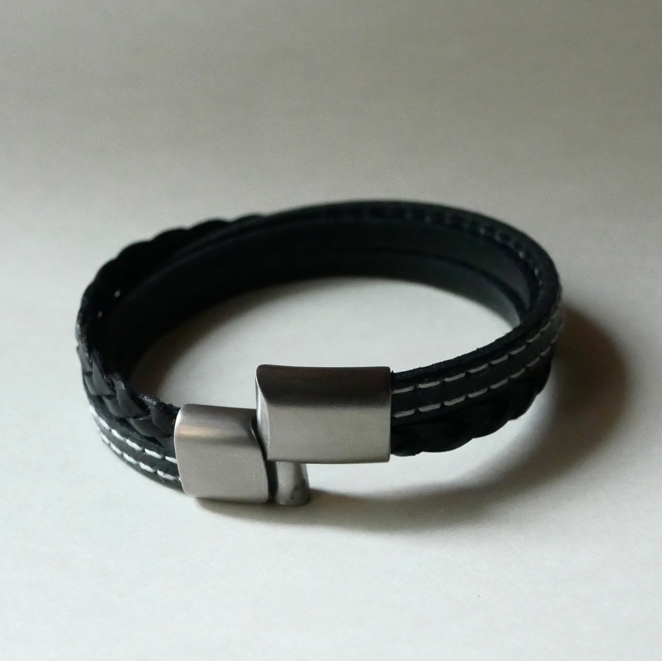 Pulseira de punho em pele preta para homem