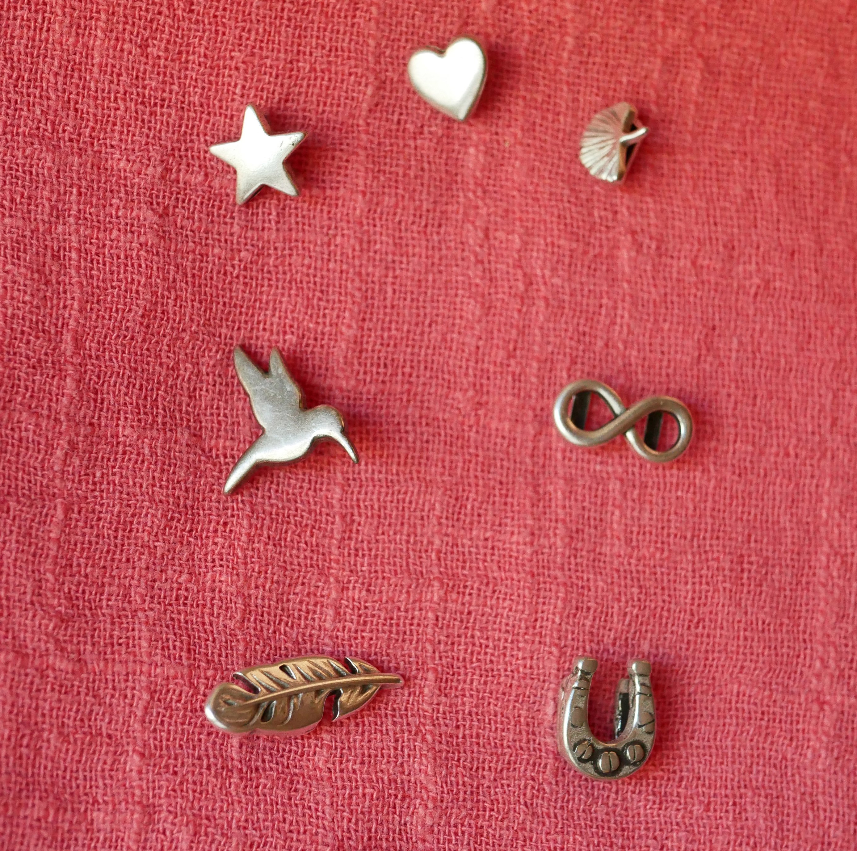 Pulseira de punho em turquesa e couro castanho com 2 argolas prateadas