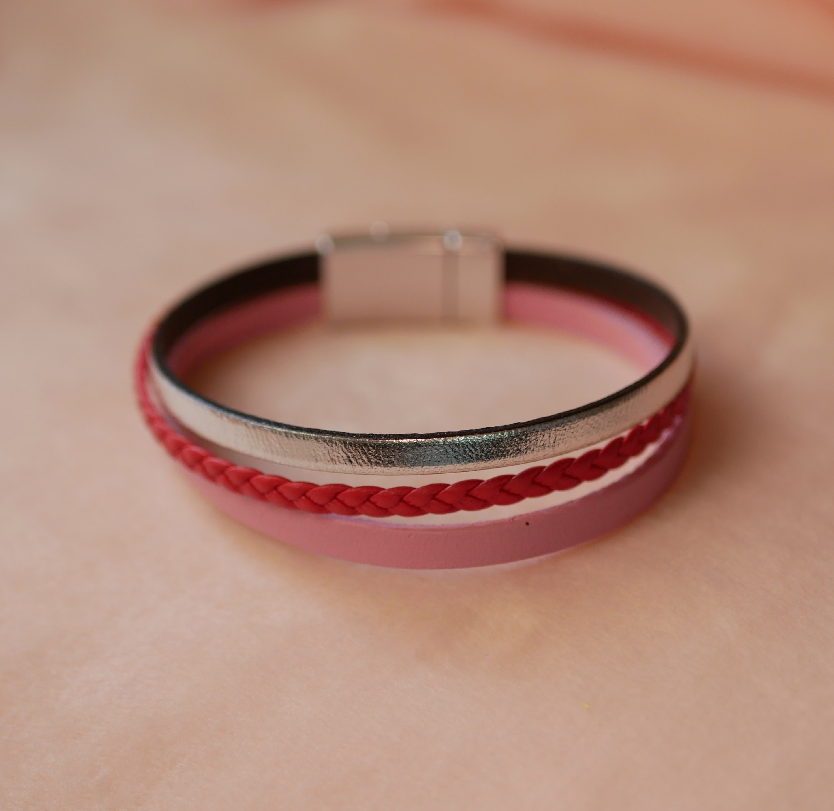 Pulseira de punho em pele coral vermelha e prateada e multi-couro cor-de-rosa