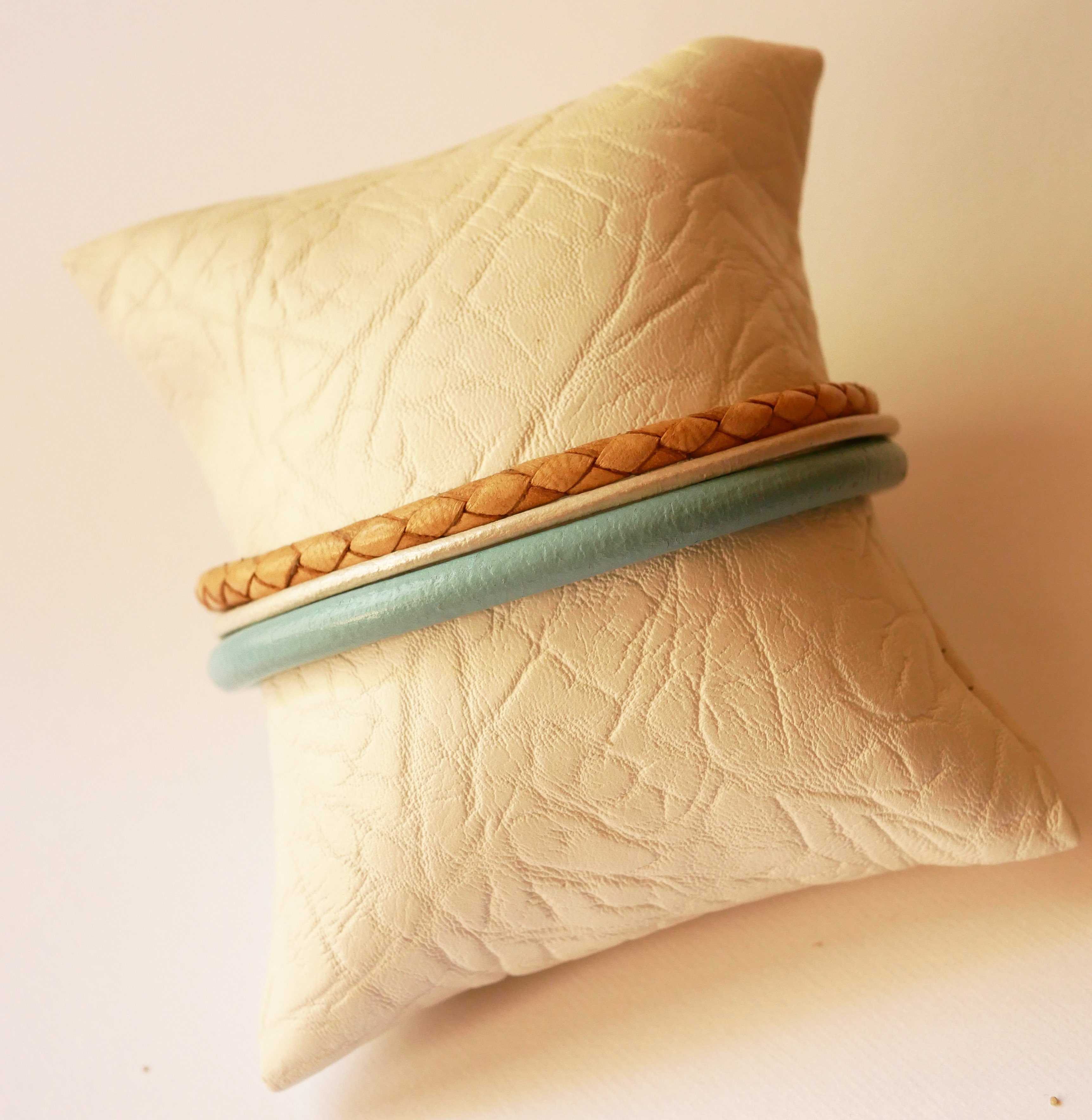 Pulseira de punho em pele bege e turquesa