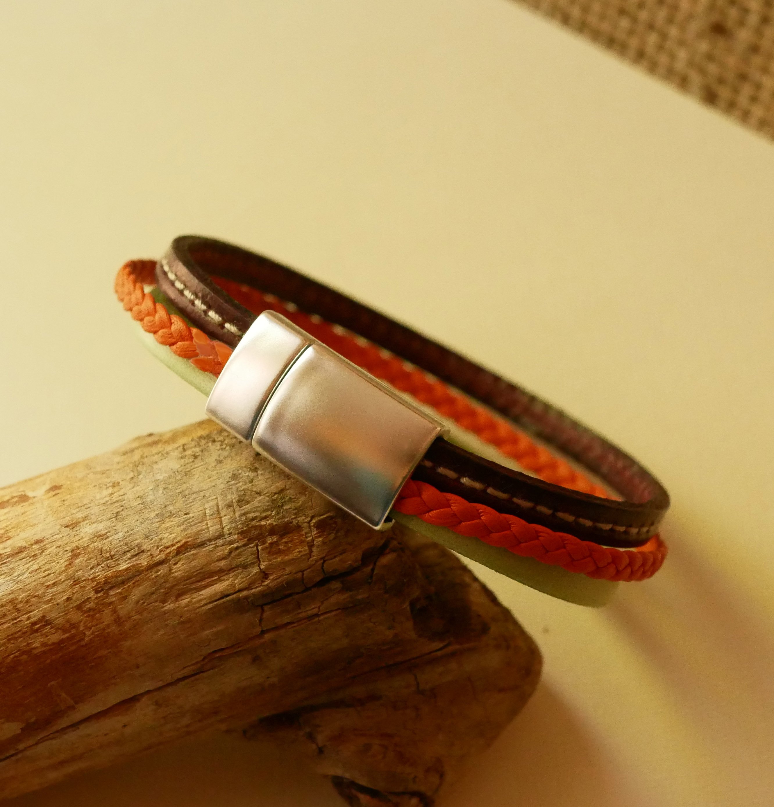 Pulseira de punho entrançado em pele branca e coral
