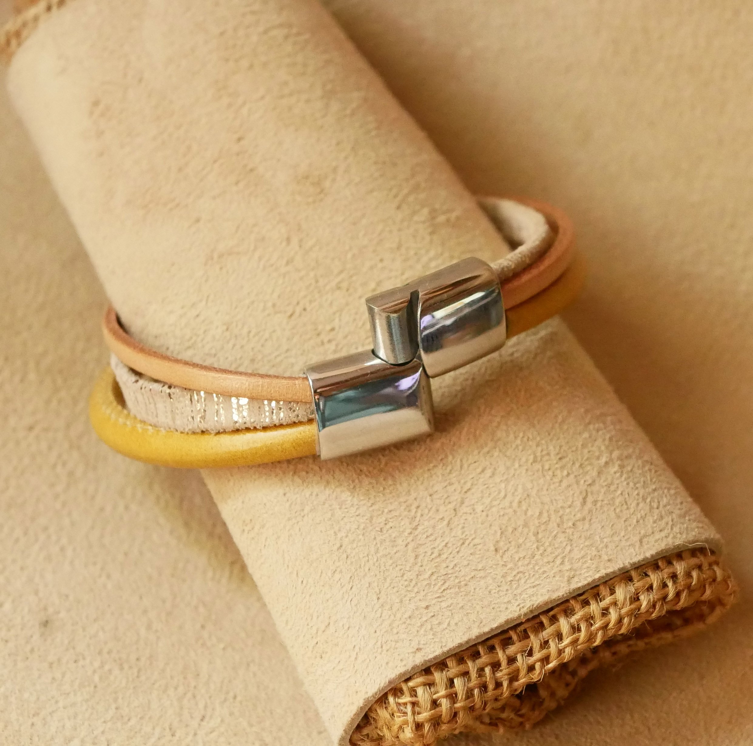 Pulseira de punho em multi-couro bege e dourado