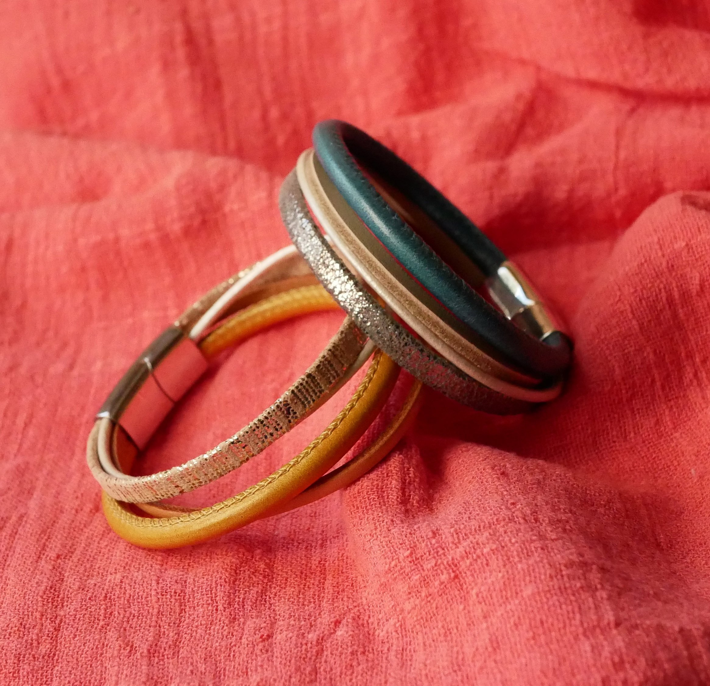 Pulseira de punho em multi-couro bege e dourado