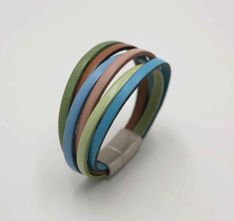 Pulseira de punho de couro múltiplo em cores pastel