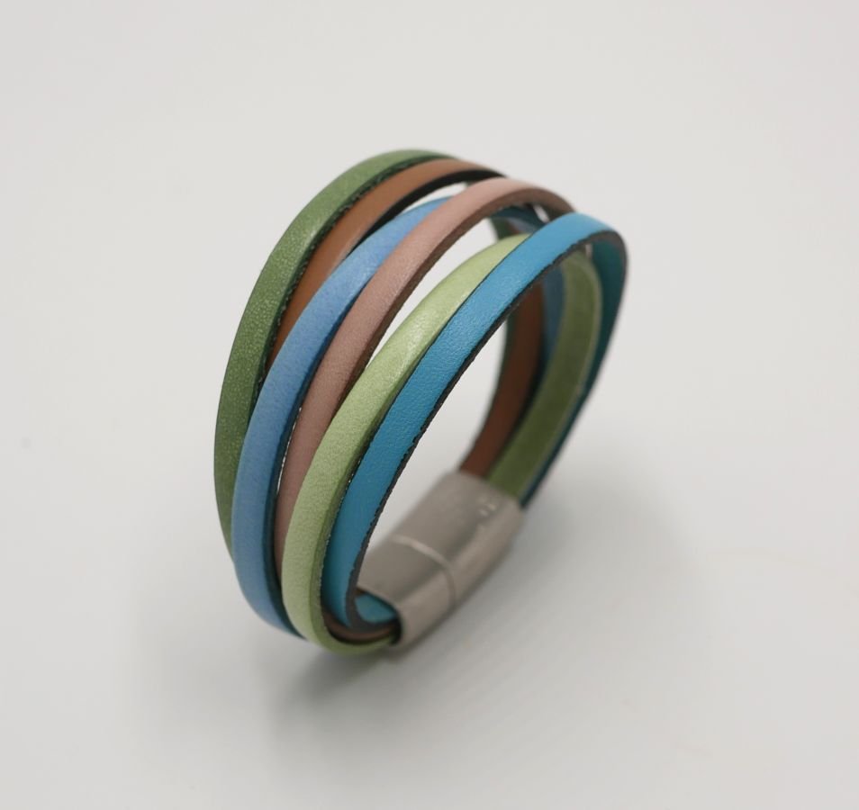 Pulseira de punho de couro múltiplo em cores pastel