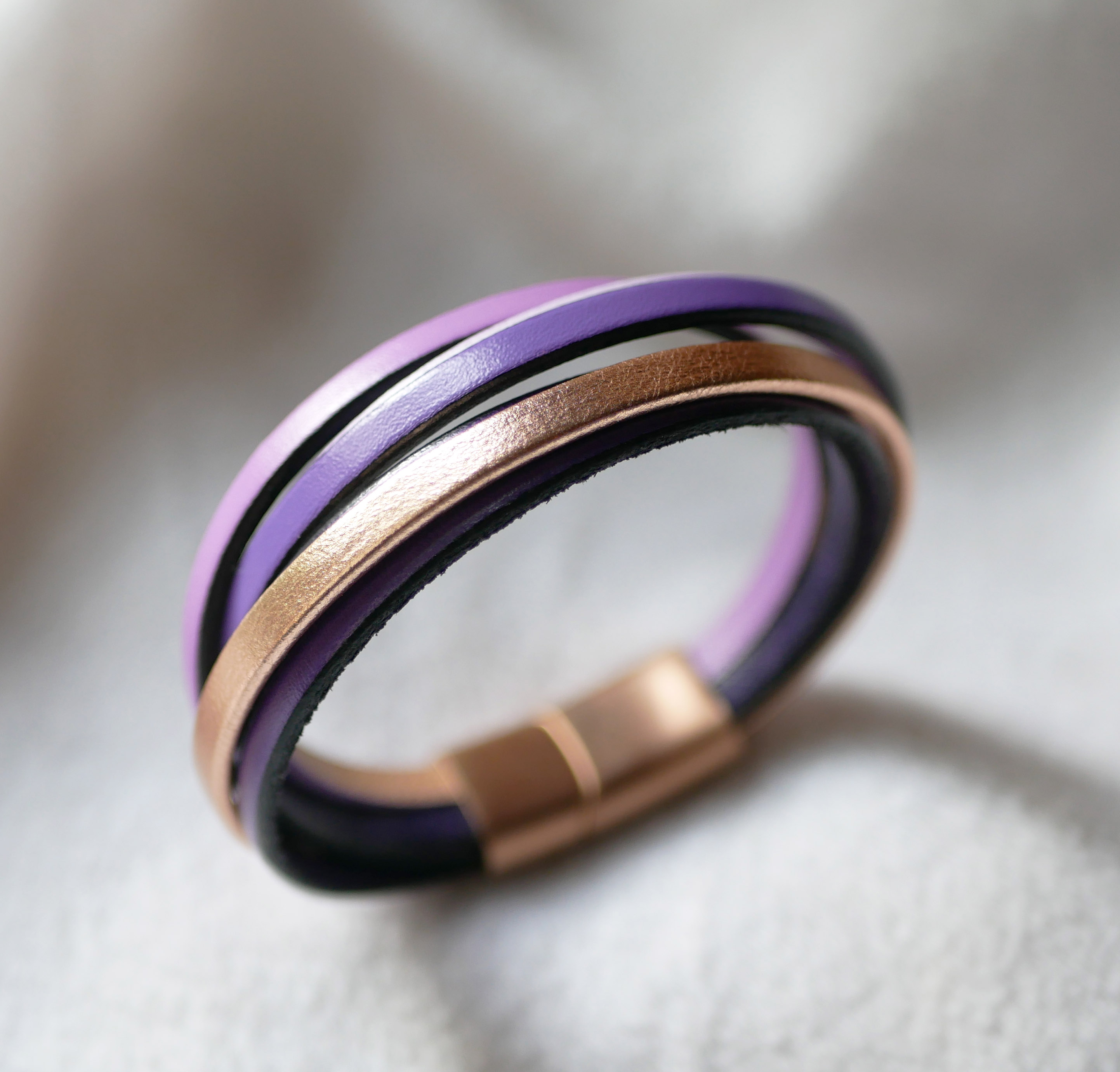 Pulseira de punho em pele em tons de violeta e ouro rosa