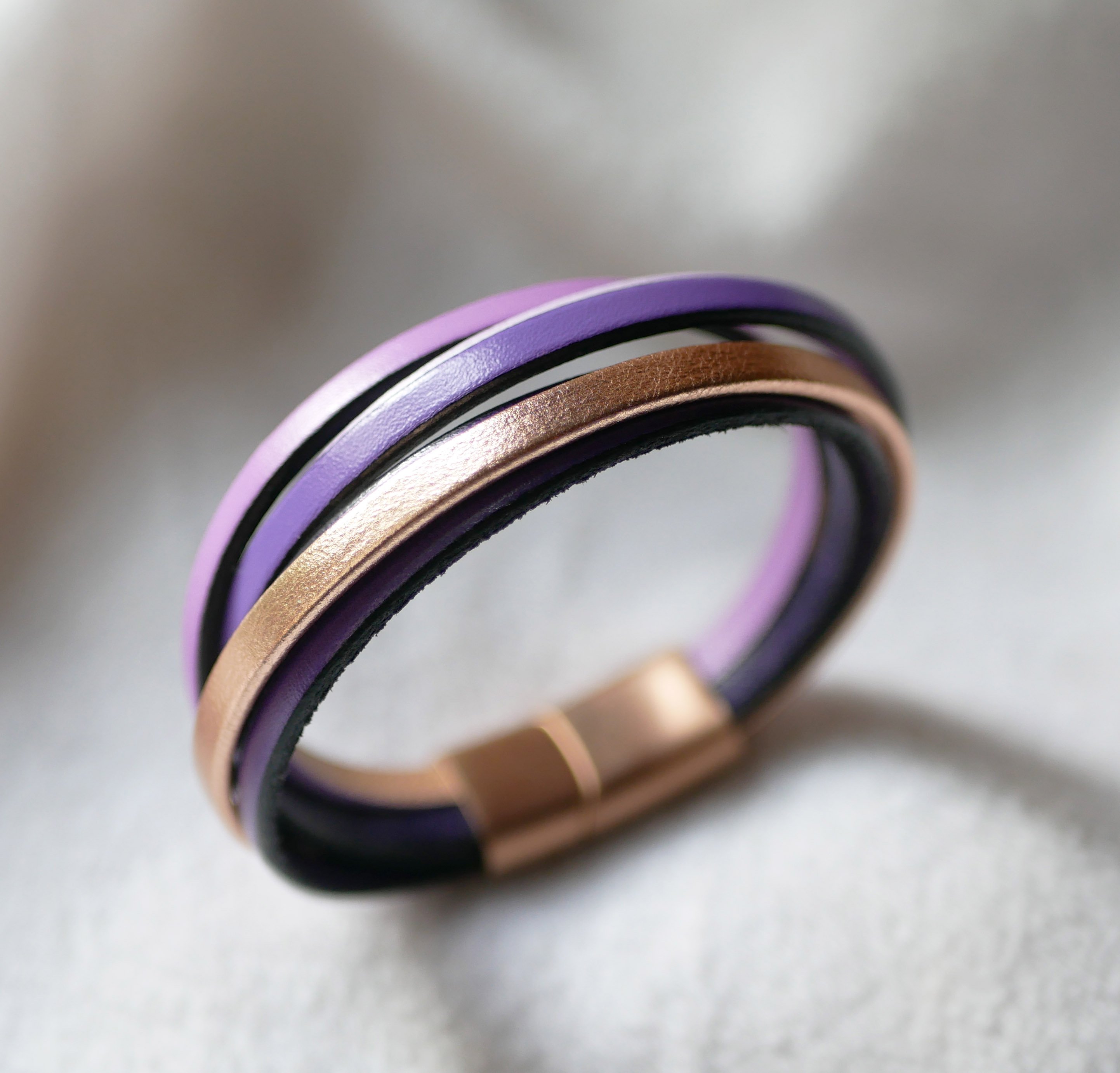 Pulseira de punho em pele em tons de violeta e ouro rosa