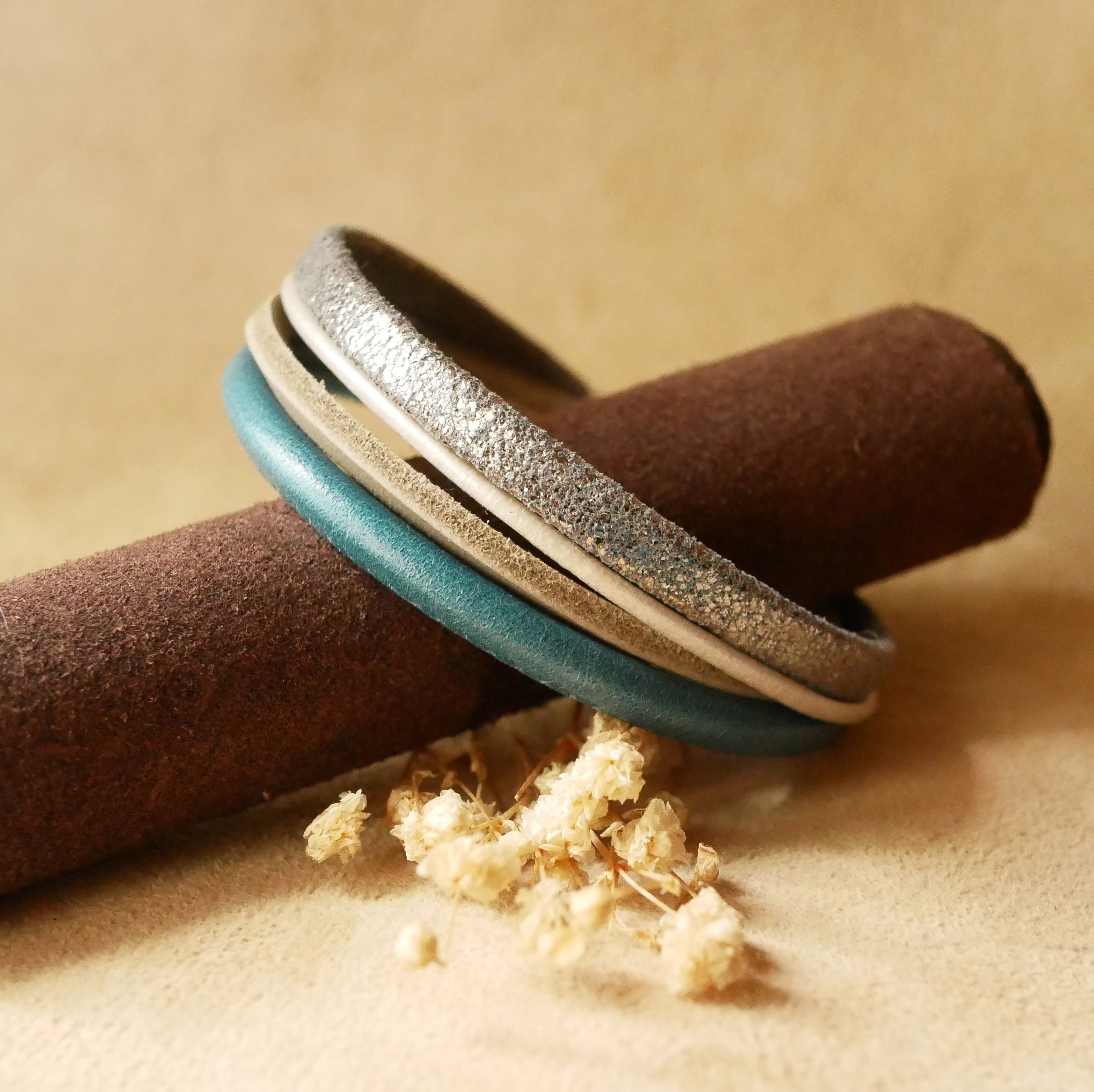 Pulseira de punho em pele azul e prateada