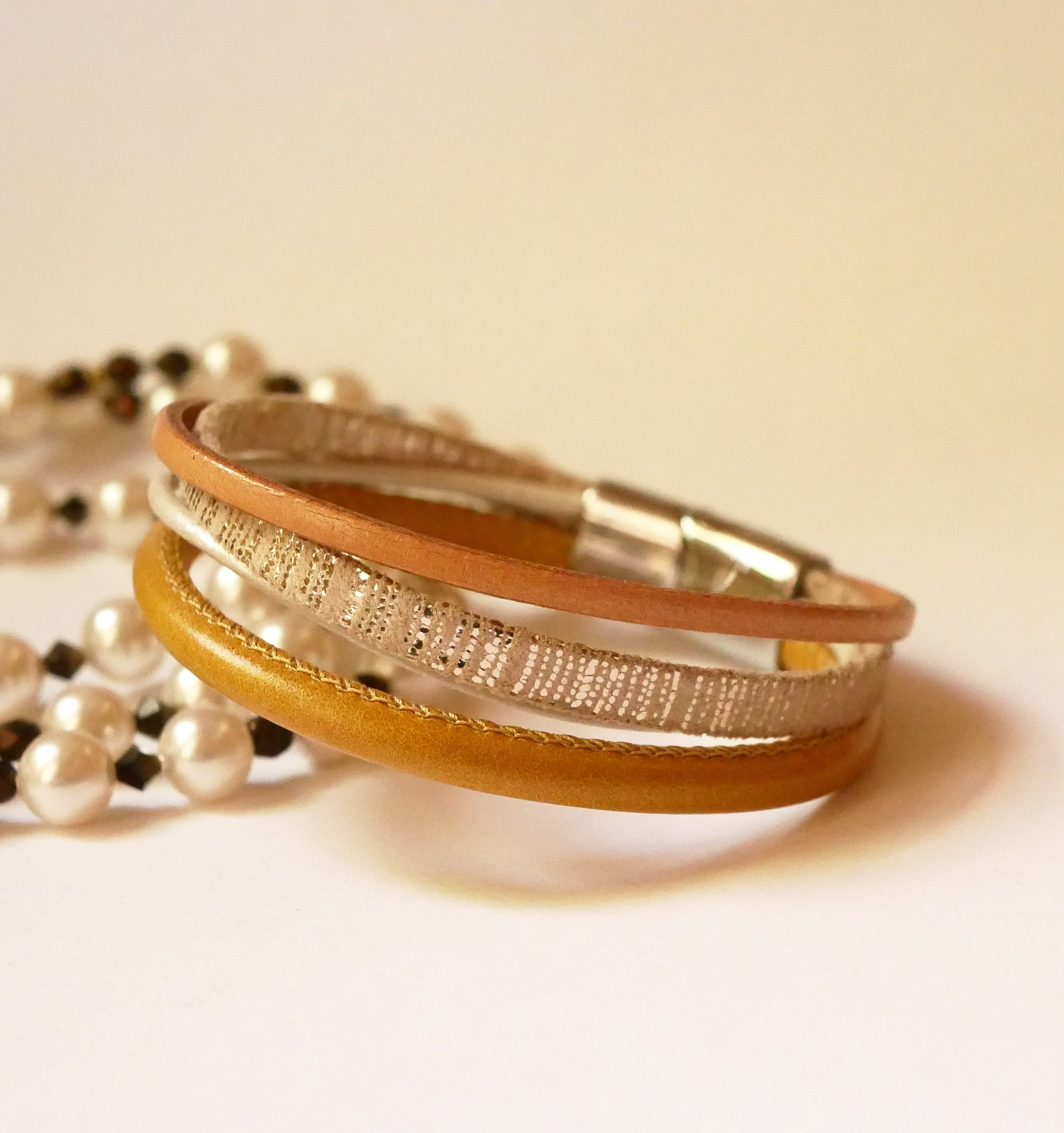 Pulseira de punho em multi-couro bege e dourado