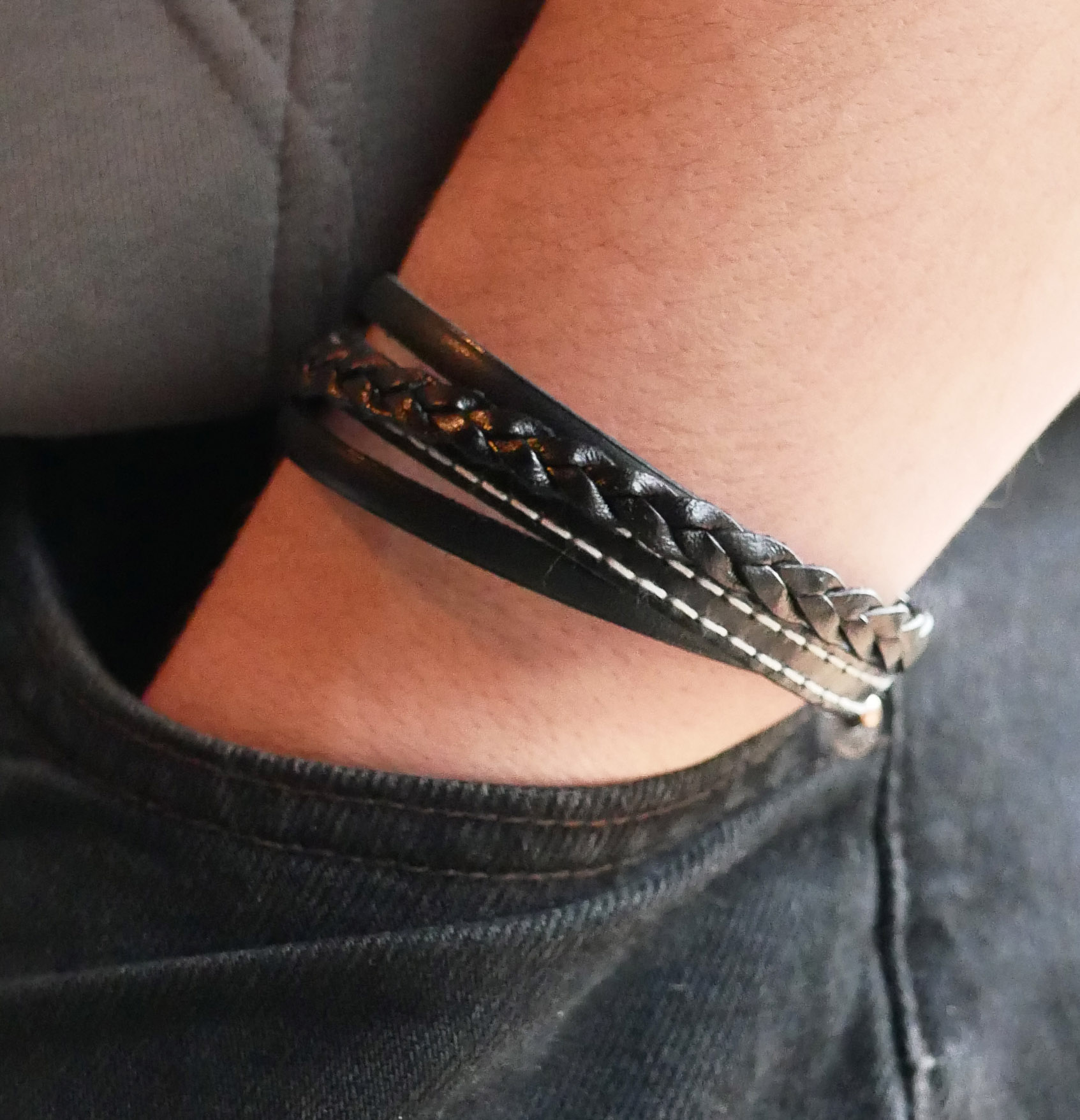 Pulseira de punho em pele preta para homem