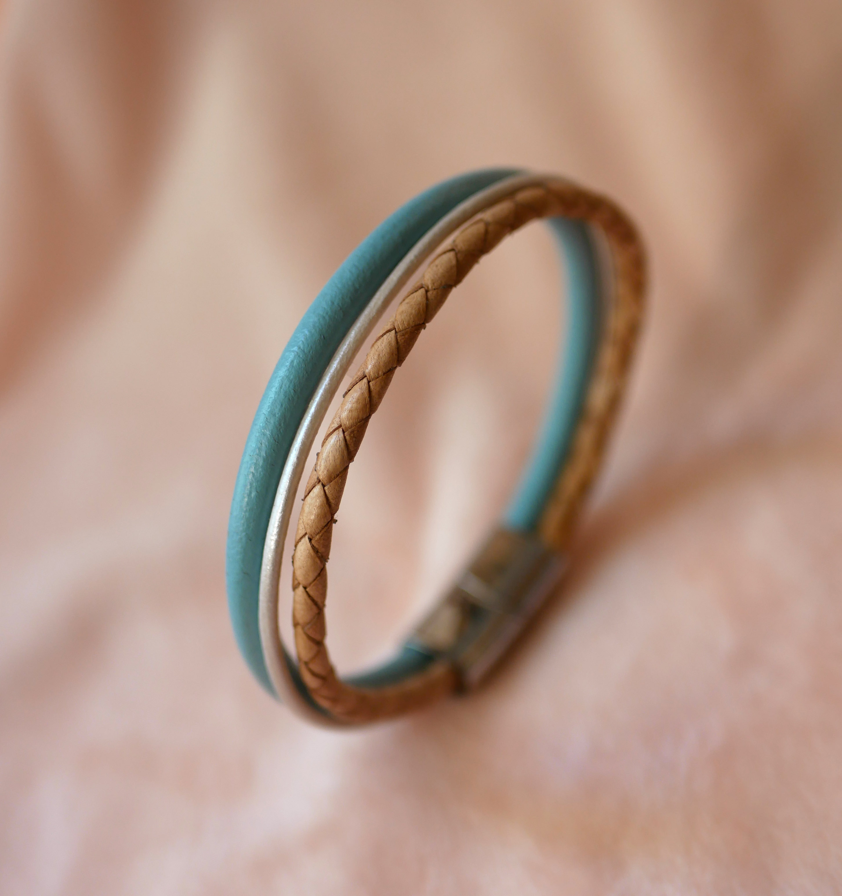 Pulseira de punho em pele bege e turquesa