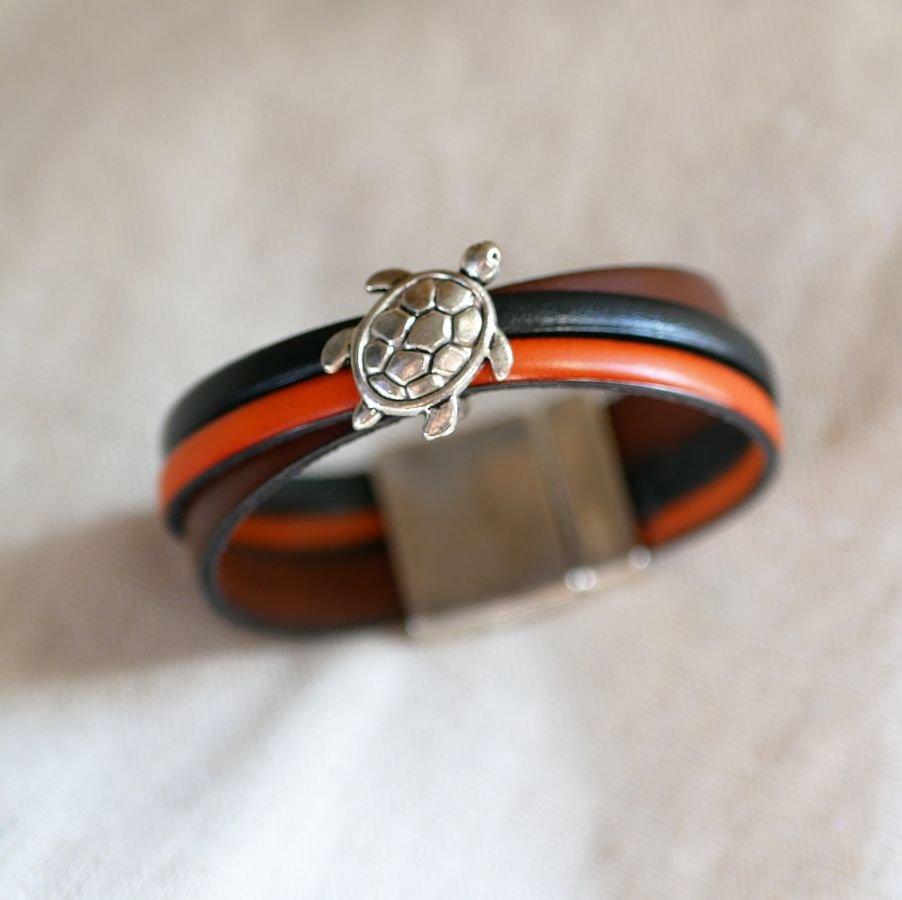 Pulseira de punho de couro com desenho de tartaruga e fecho magnético grande