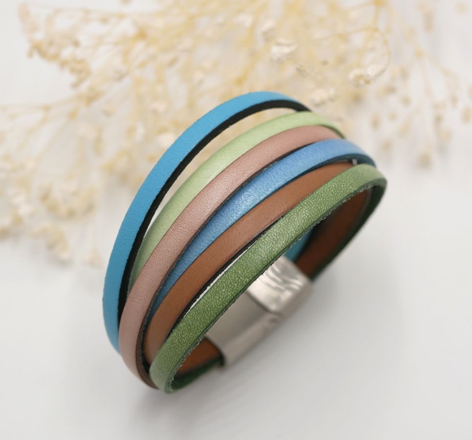 Pulseira de punho de couro múltiplo em cores pastel