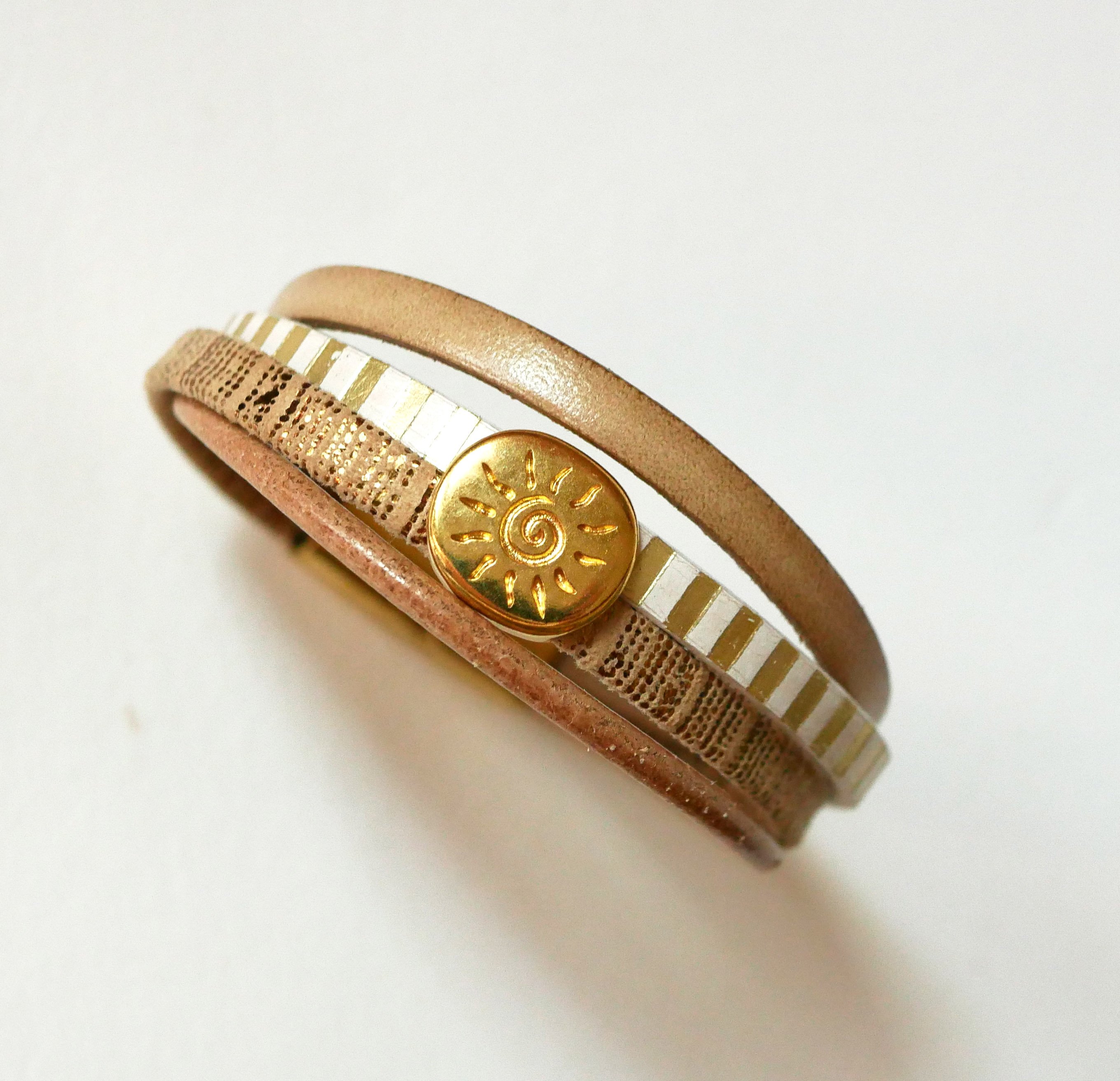 Pulseira de couro com v&aacute;rios elos e la&ccedil;o dourado com raios de sol