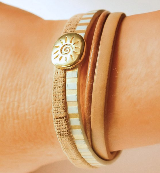 Pulseira de couro com v&aacute;rios elos e la&ccedil;o dourado com raios de sol