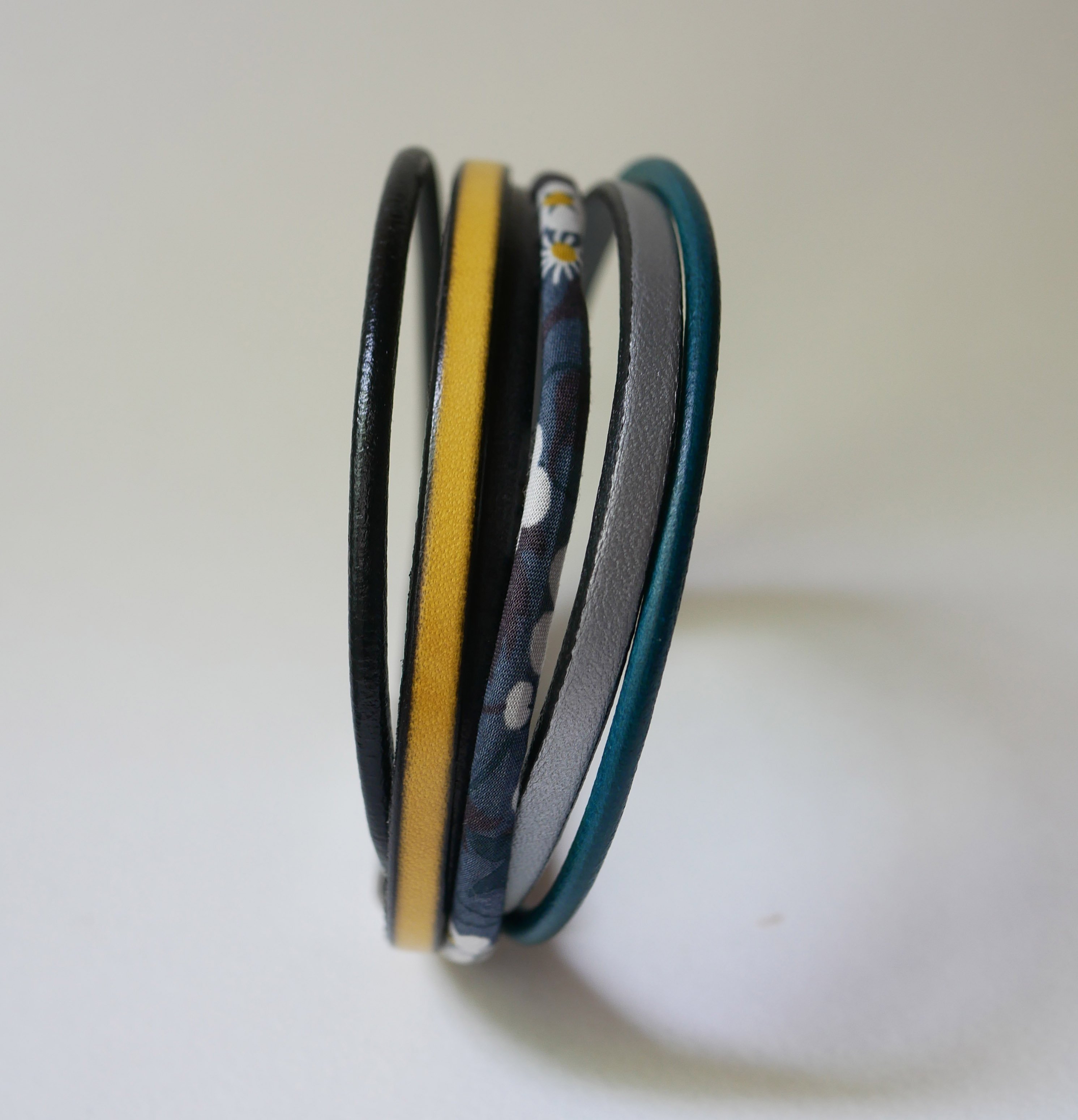 Pulseira de punho Liberty em pele com v&aacute;rias filas e cord&atilde;o cinzento antracite