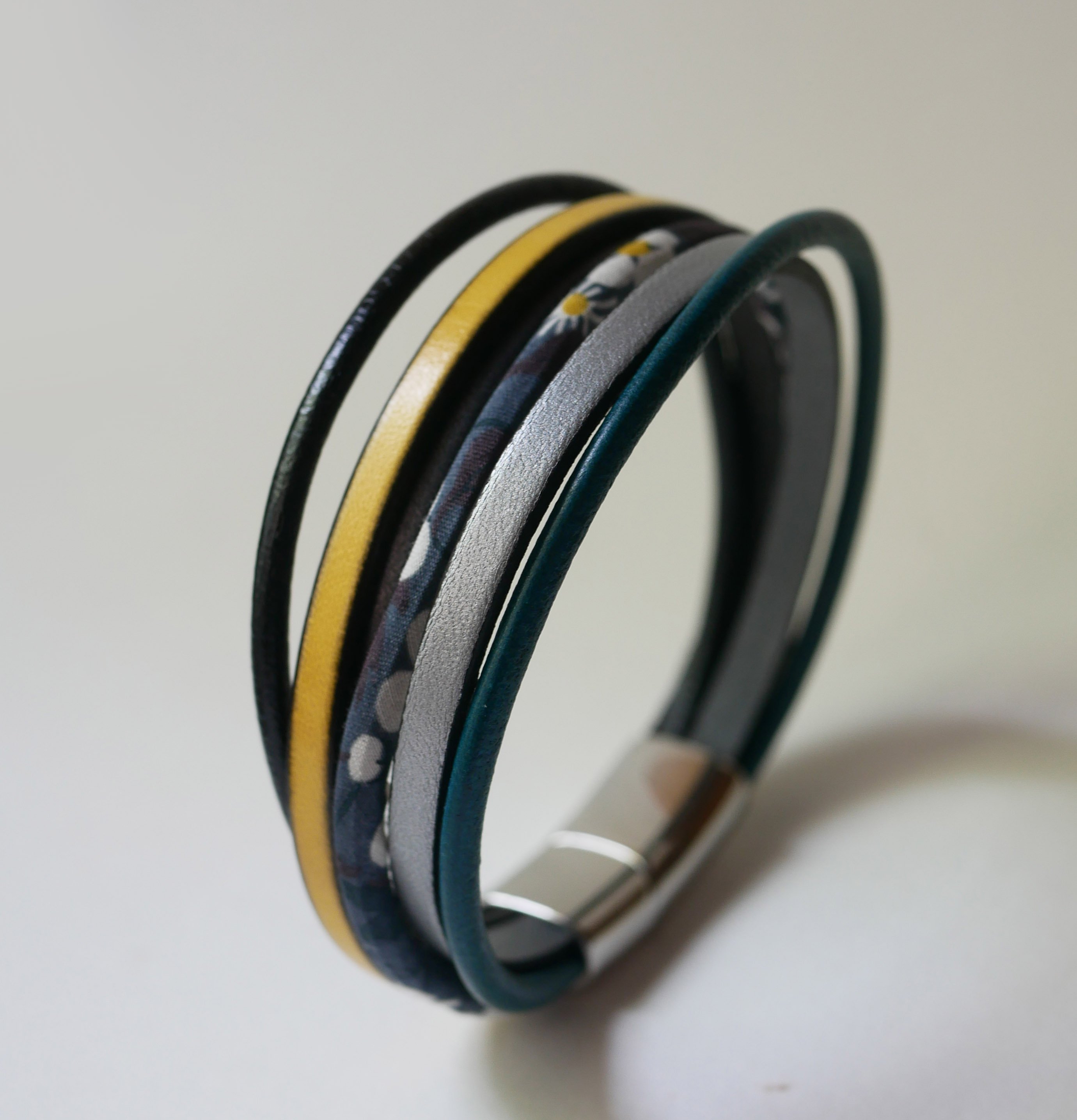 Pulseira de punho Liberty em pele com v&aacute;rias filas e cord&atilde;o cinzento antracite