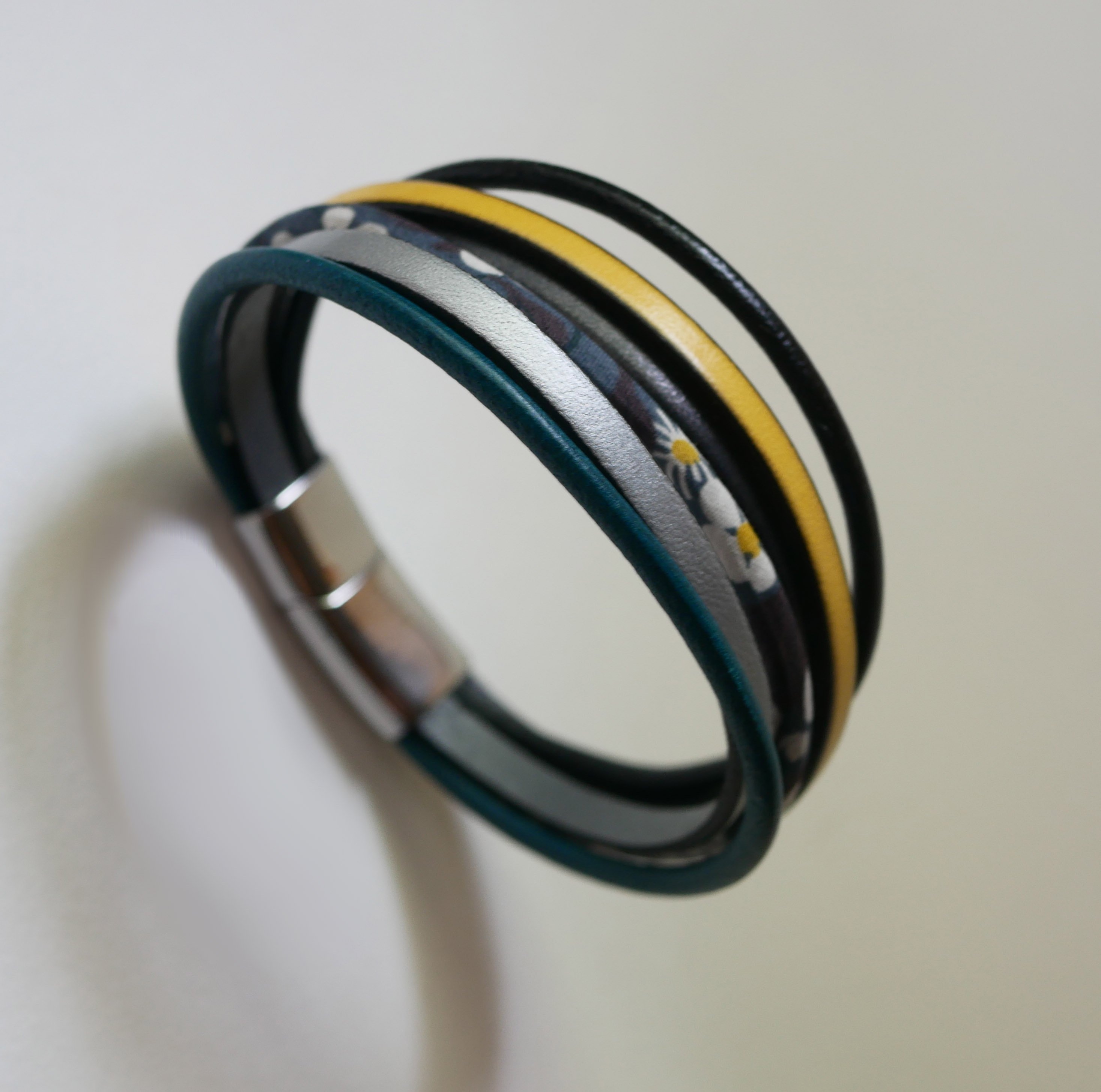 Pulseira de punho Liberty em pele com v&aacute;rias filas e cord&atilde;o cinzento antracite