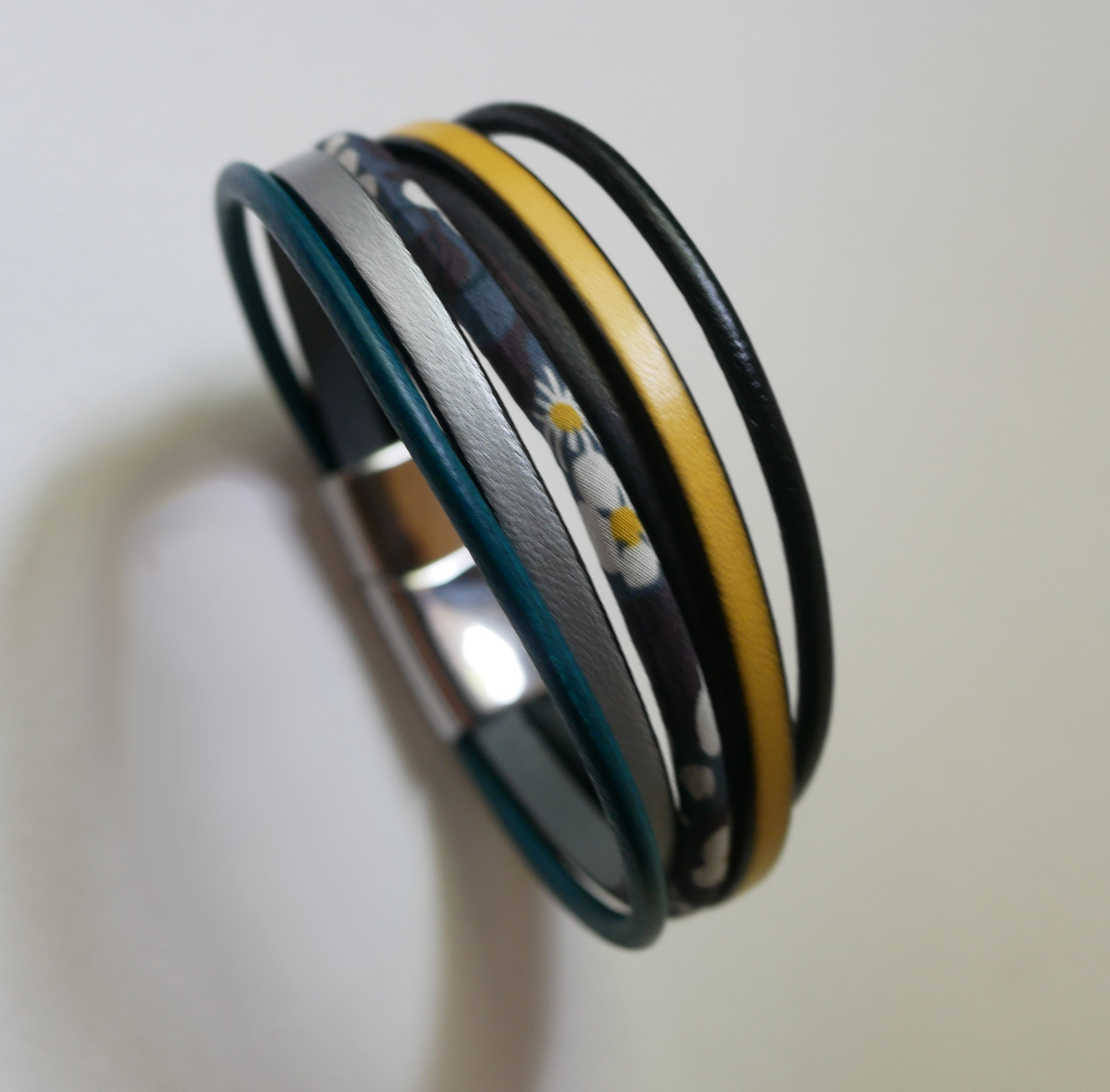 Pulseira de punho Liberty em pele com v&aacute;rias filas e cord&atilde;o cinzento antracite