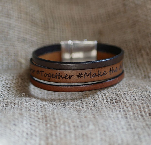 Bracelet manchette &agrave; personnaliser couleurs des cuirs et message grav&eacute;