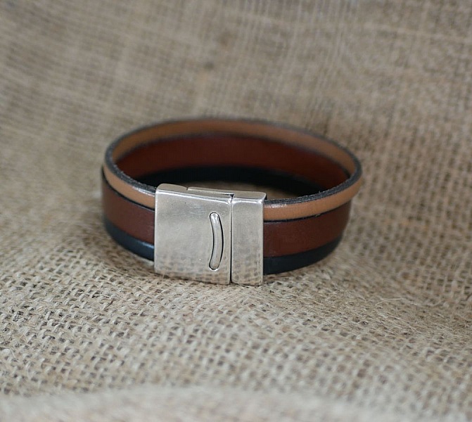 Bracelet manchette &agrave; personnaliser couleurs des cuirs et message grav&eacute;