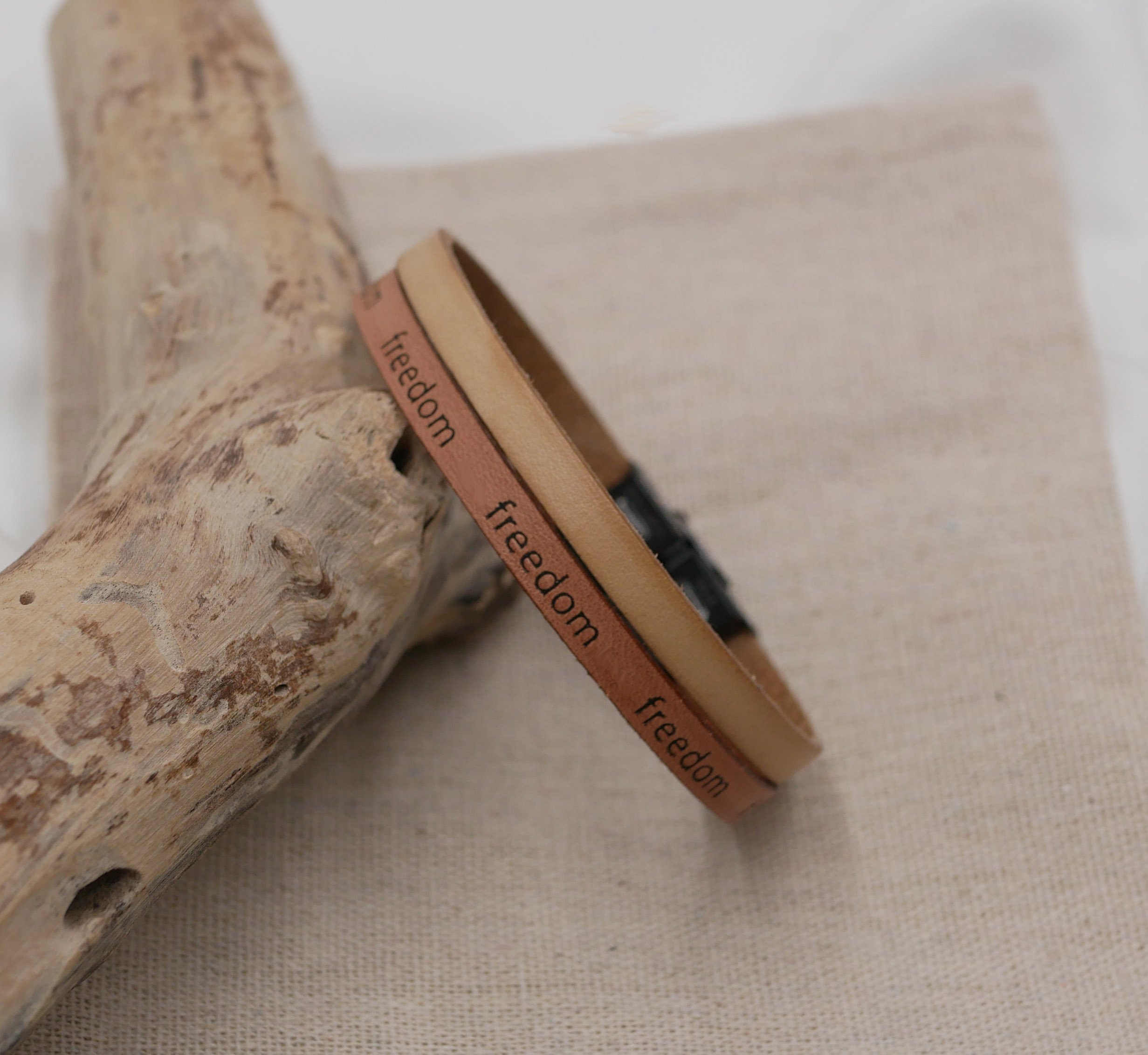 Pulseira mista de duas peles em bege natural Gravação Freedom para personalizar