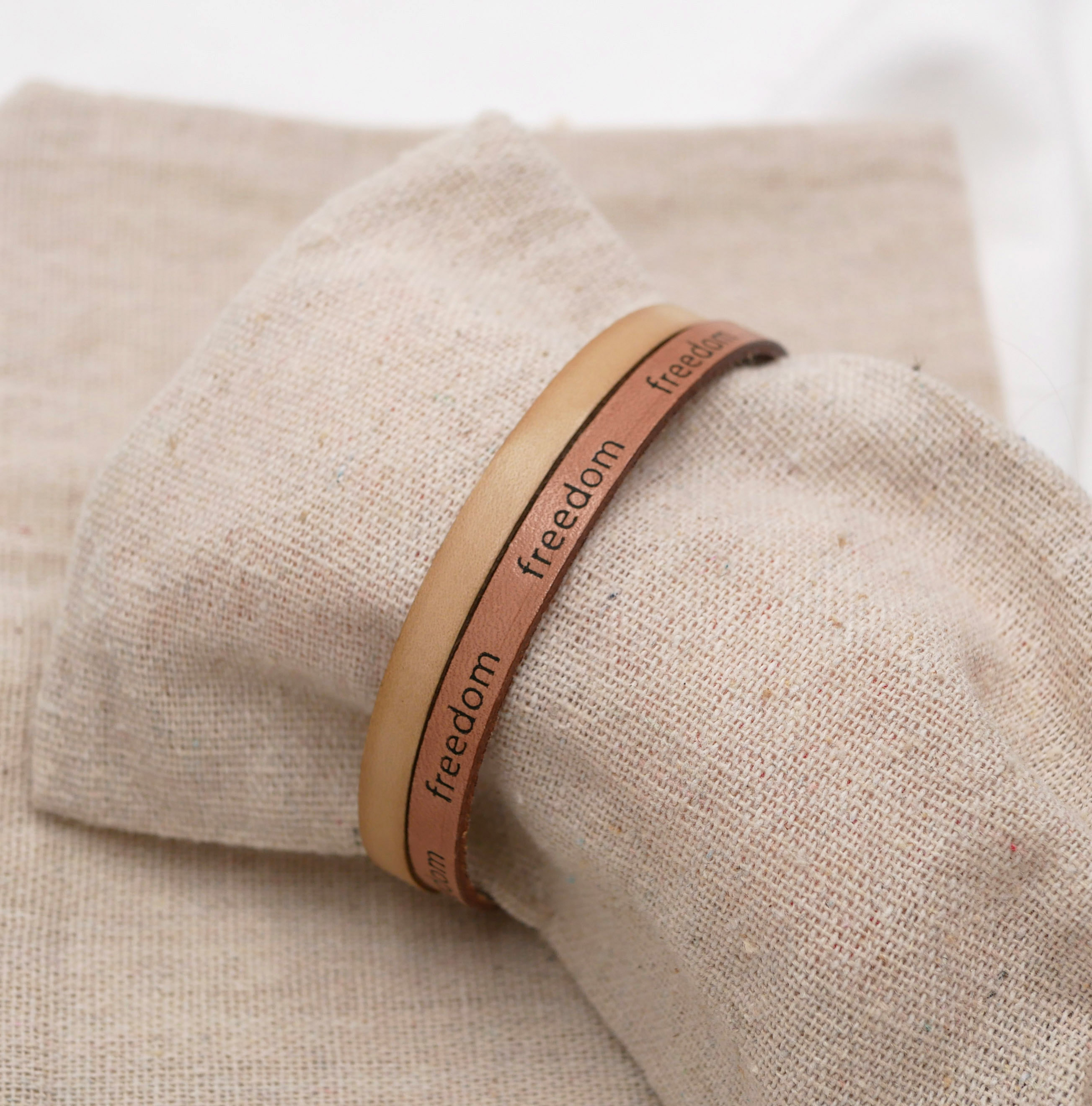 Pulseira mista de duas peles em bege natural Gravação Freedom para personalizar